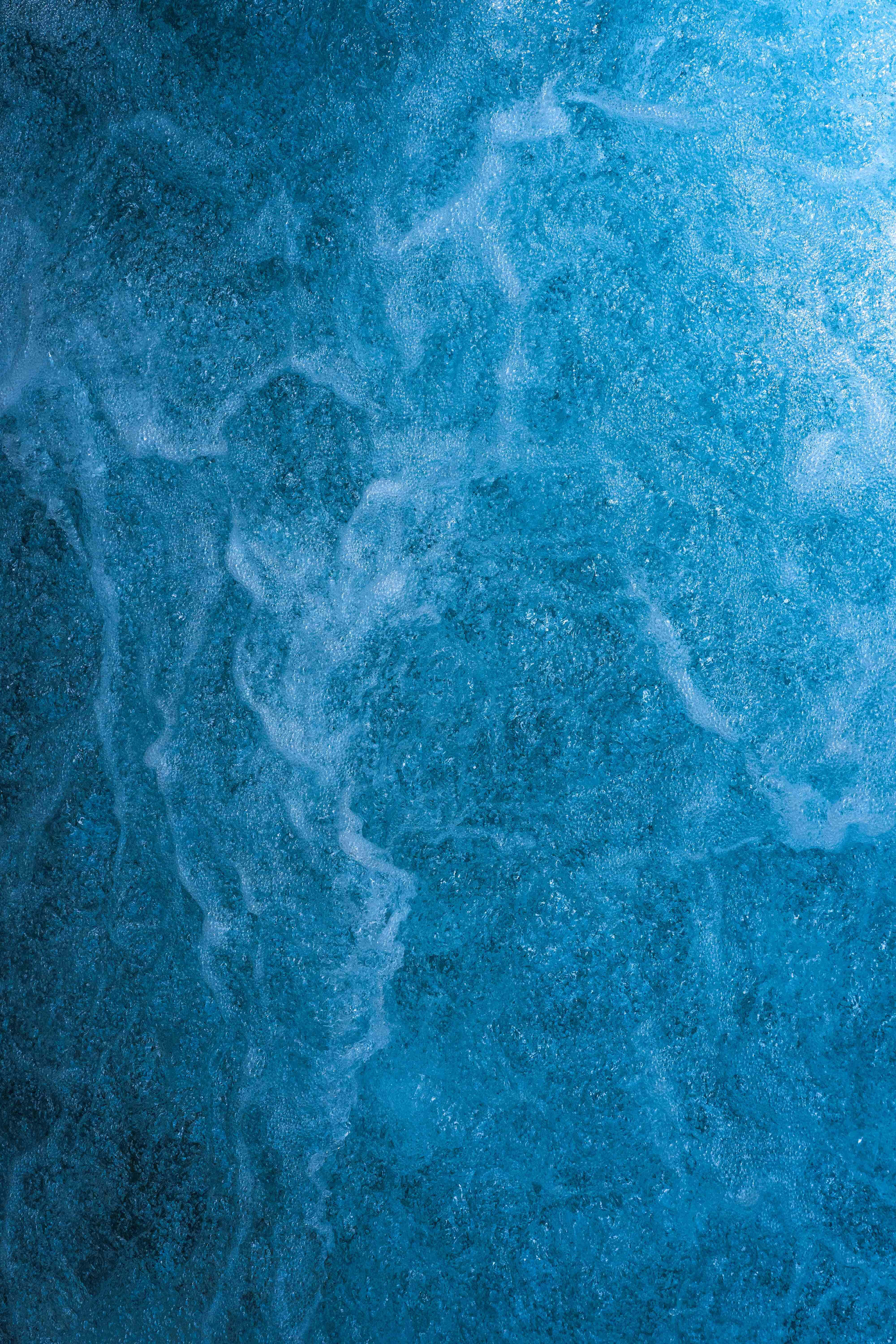 Water Texture 桌布 壁紙 — 旋轉的藍白冰紋圖案特寫，帶有閃爍質感。