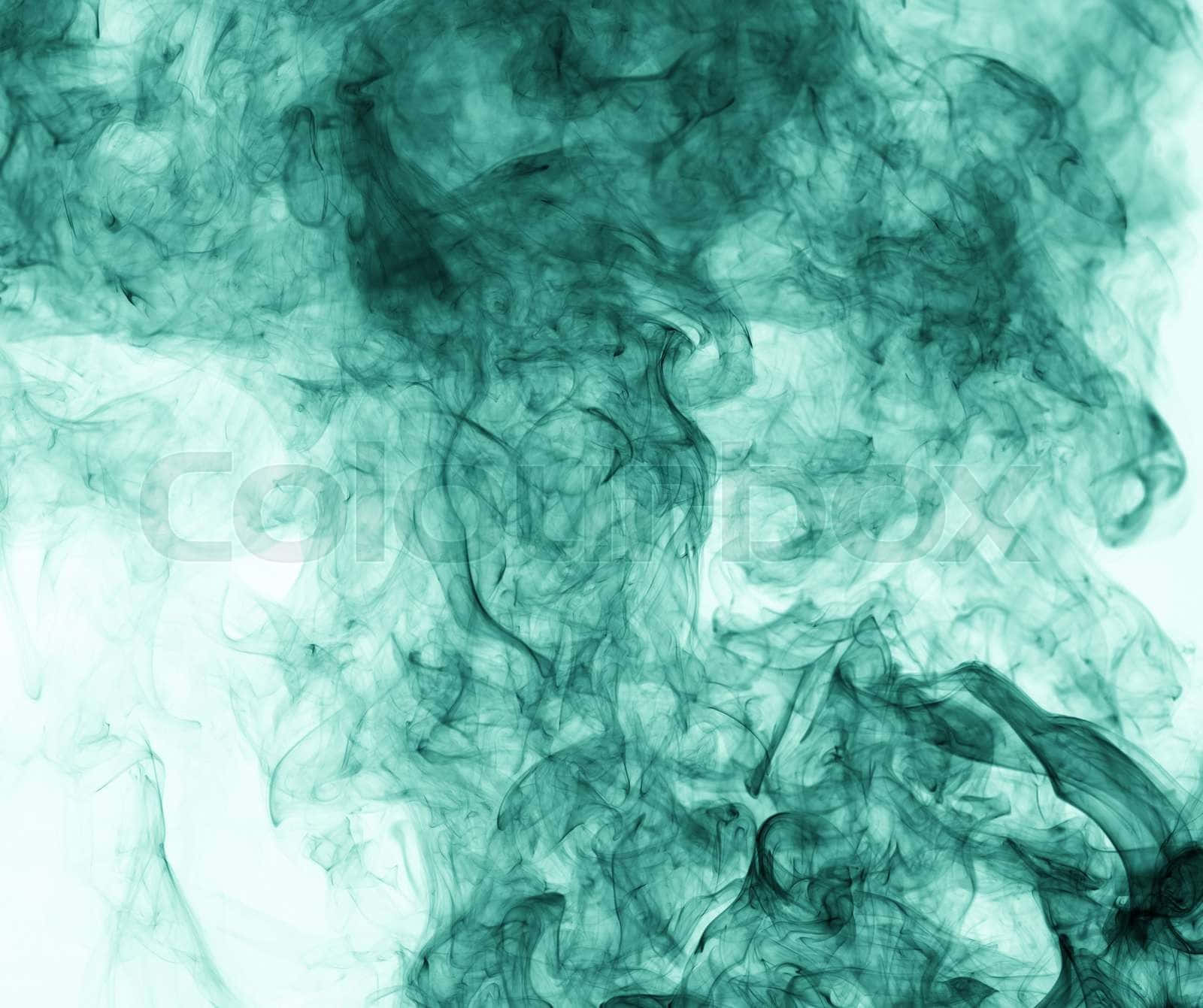Green Smoke 桌布 壁紙 — 旋轉的藍綠色煙霧在明亮的白色背景上飄移，營造出空靈的抽象圖案。