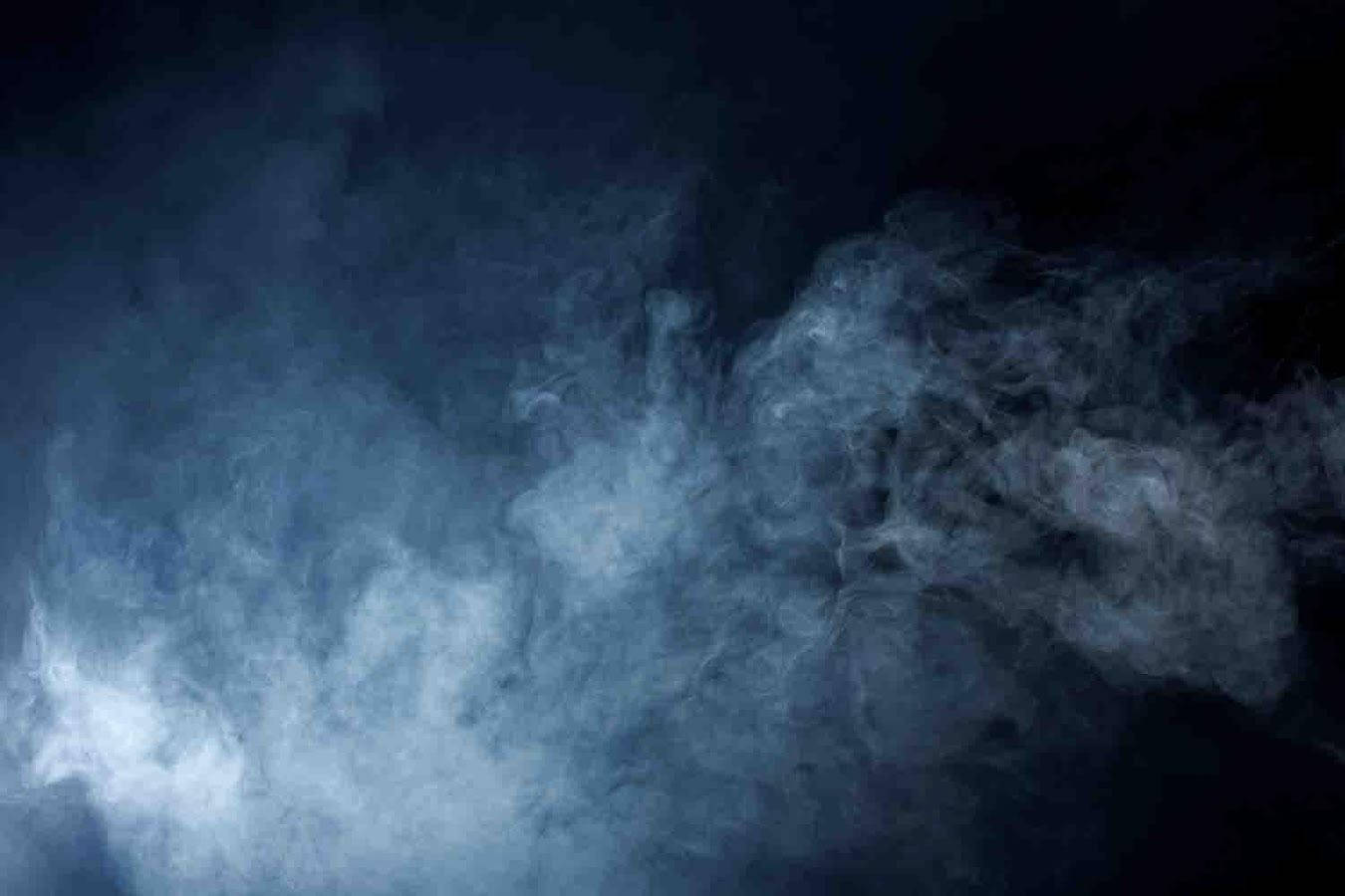 煙動圖 桌布 壁紙 — 旋轉的藍色煙霧在深黑色背景上飄移，營造出空靈神秘的氛圍。