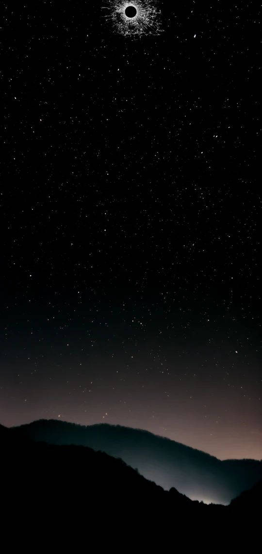 繁星夜空下山脈上空的日全食