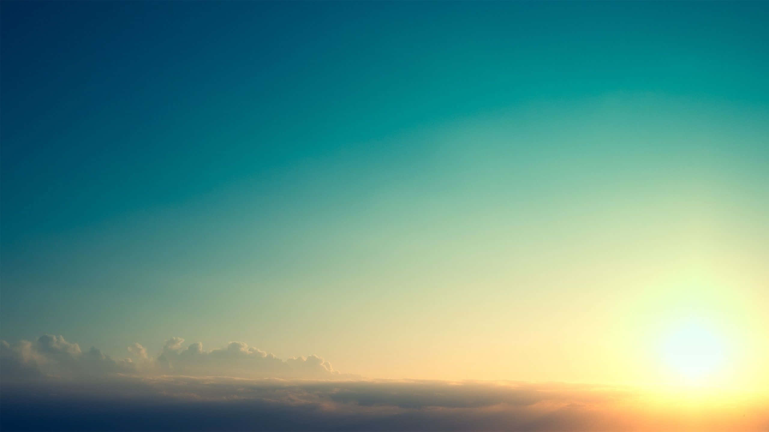 Beautiful Sky 桌布 壁紙 — 日出在雲海之上以青綠色和金色漸變描繪天空。