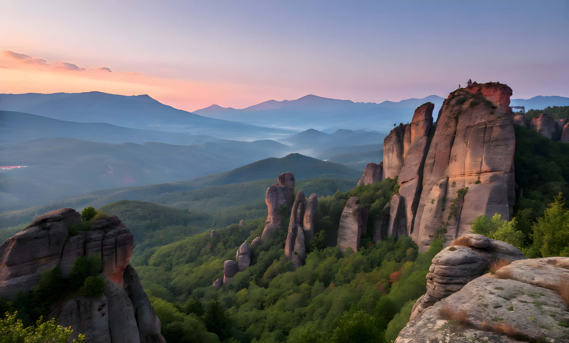Natural view of mountain and green nature 壁紙 — 日出將高聳的砂岩岩層沐浴在溫暖的光線中，薄霧在下方鬱鬱蔥蔥的山谷中翻滾。