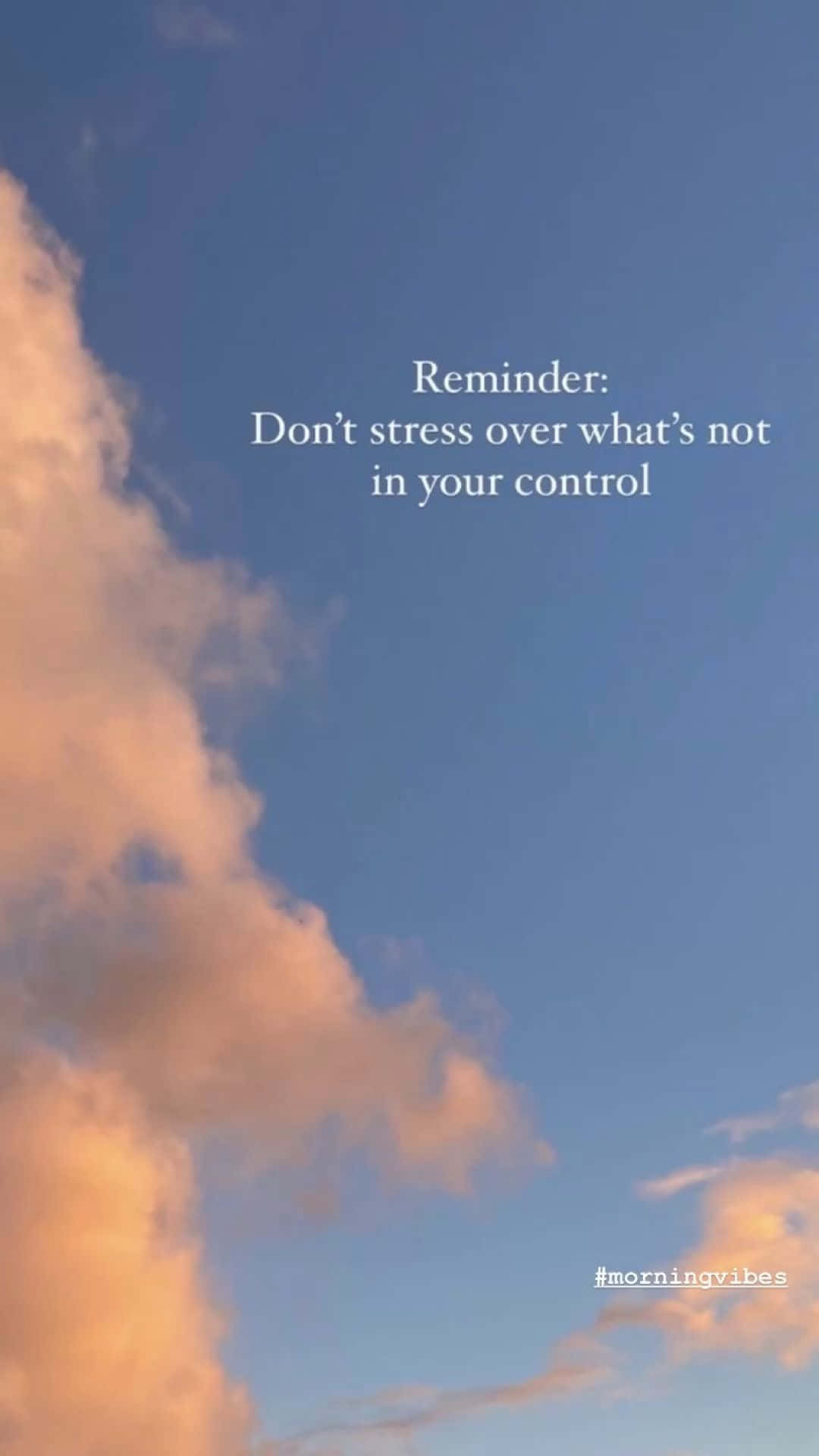 Aesthetic Reminder 桌布 壁紙 — 日出時分金色雲彩的寧靜天空，附有減壓勵志文字。
