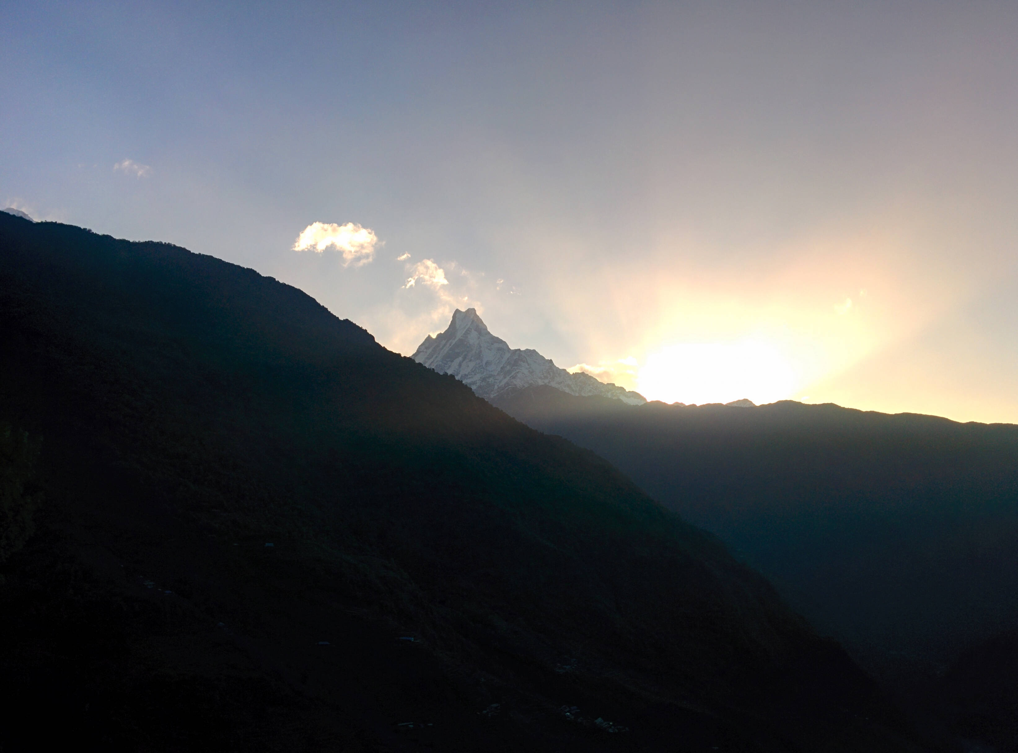 Nepal 桌布 壁紙 — 日出照亮了阿瑪達布拉姆的雪峰，背景是漸變的天空和柔軟的雲朵。