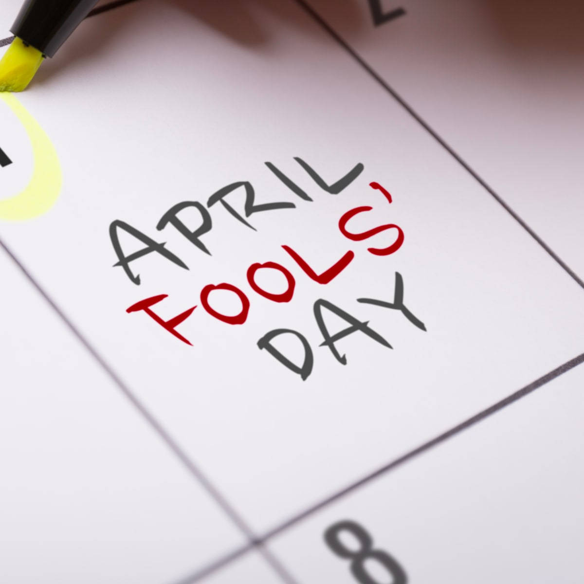 Fools 桌布 壁紙 — 日曆頁面特寫，上面有紅色和黑色墨水手寫的「APRIL FOOLS' DAY」，旁邊有一支黃色螢光筆。