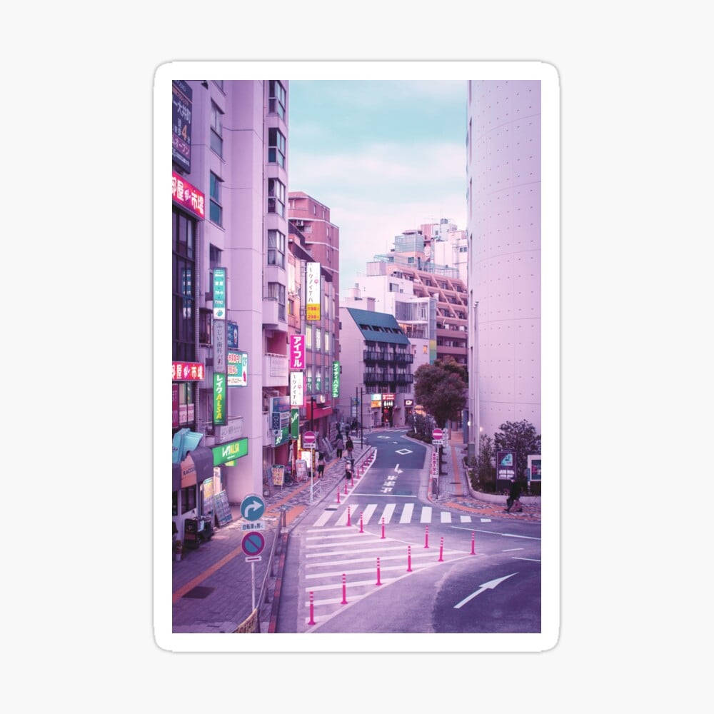 城市 桌布 壁紙 — 日本一條狹窄的城市街道，沐浴在柔和的粉紅色和藍綠色暮光中，有發光的霓虹燈招牌和行人。