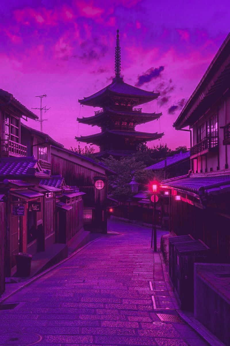 桌布 壁紙 — 日本一條狹窄的石板街道沐浴在超現實的紫色暮光中，一座 pagoda 聳立在傳統木建築之上。