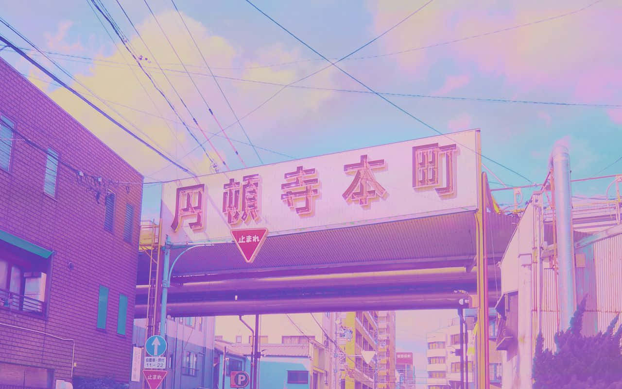 粉色動漫美學 桌布 壁紙 — 日本充滿活力的柔和色調城市街景，有大型招牌和架空電線，背景是陰天。