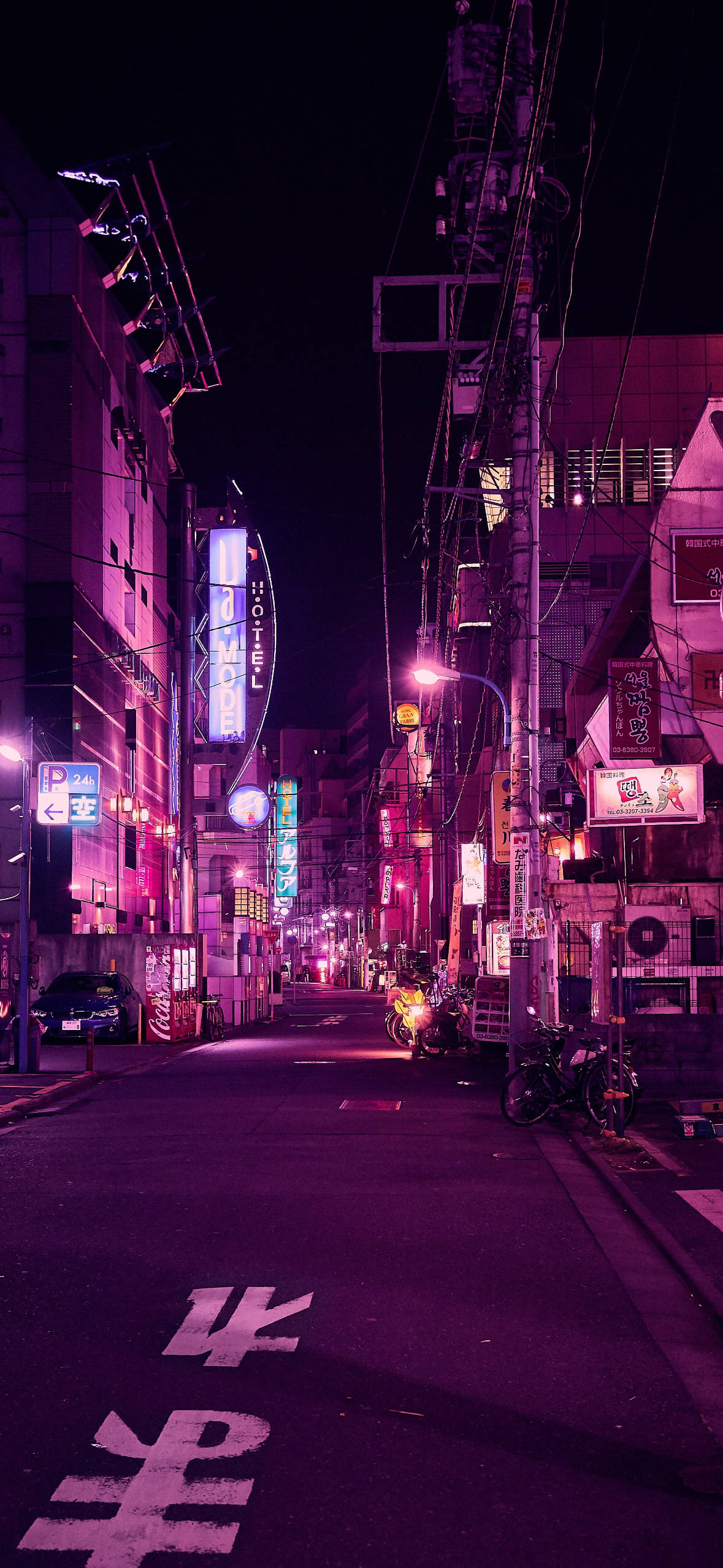 黑紫美學 桌布 壁紙 — 日本城市夜晚一條狹窄的霓虹燈小巷，有發光的招牌和停放的滑板車。