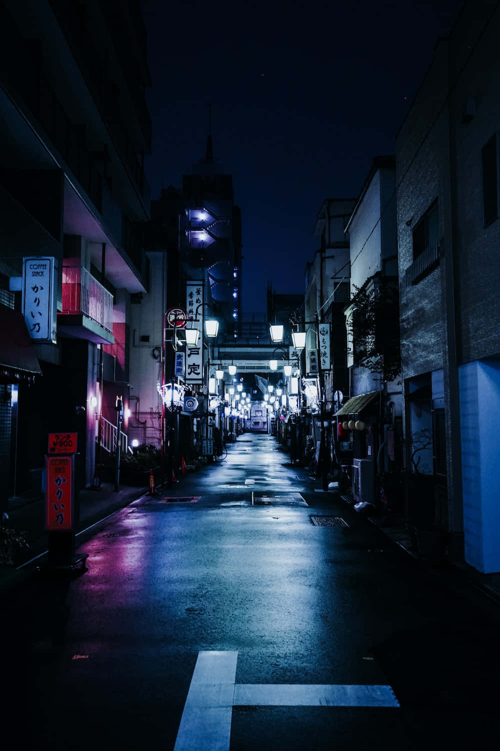 夜晚一條狹窄的日本小巷，帶有發光的霓虹招牌和濕漉漉的路面倒影。 — 東京迷幻 sessions 壁紙