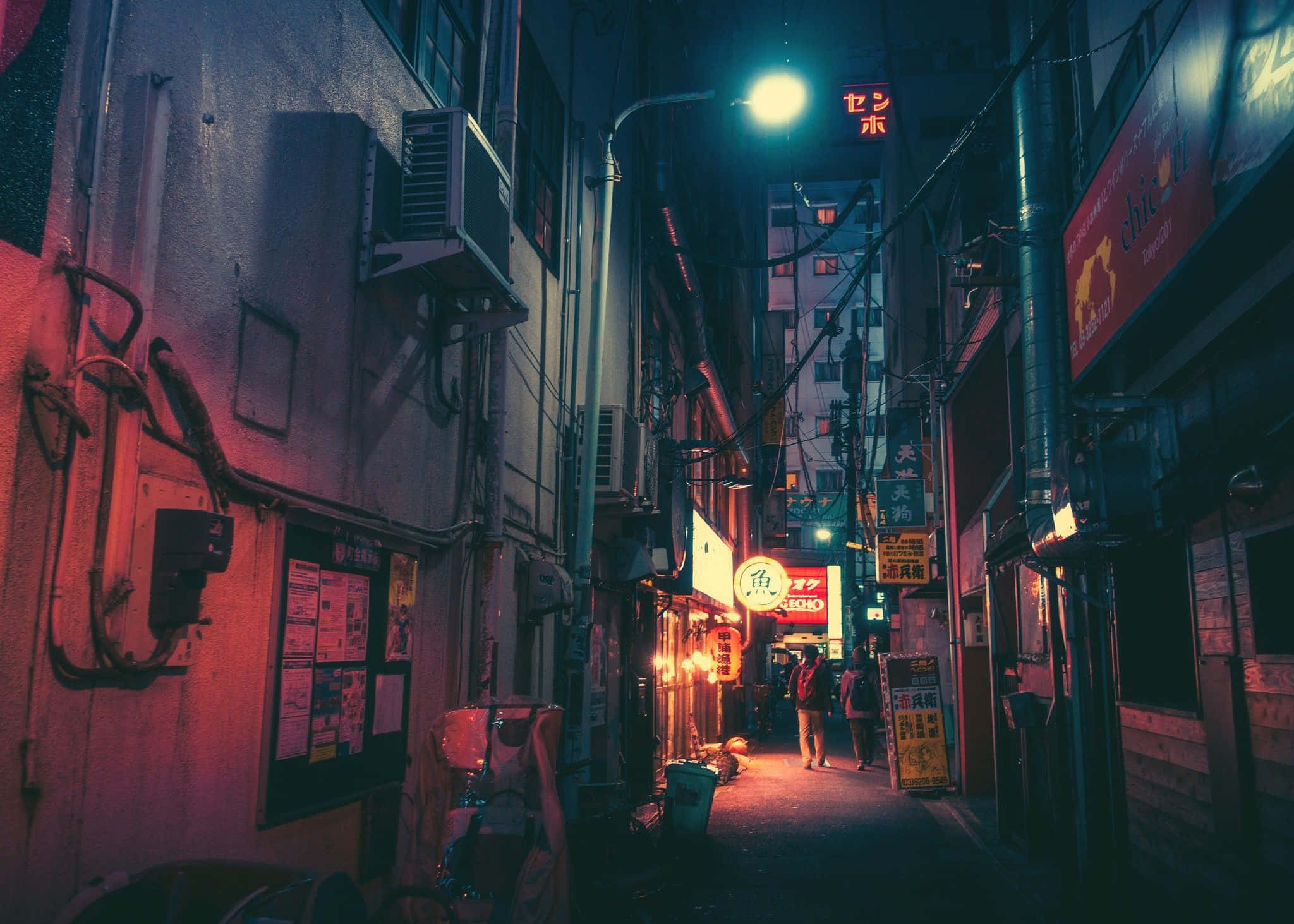 美學 桌布 壁紙 — 日本城市夜晚一條狹窄的霓虹燈小巷，有發光的招牌和路燈下行走的行人。