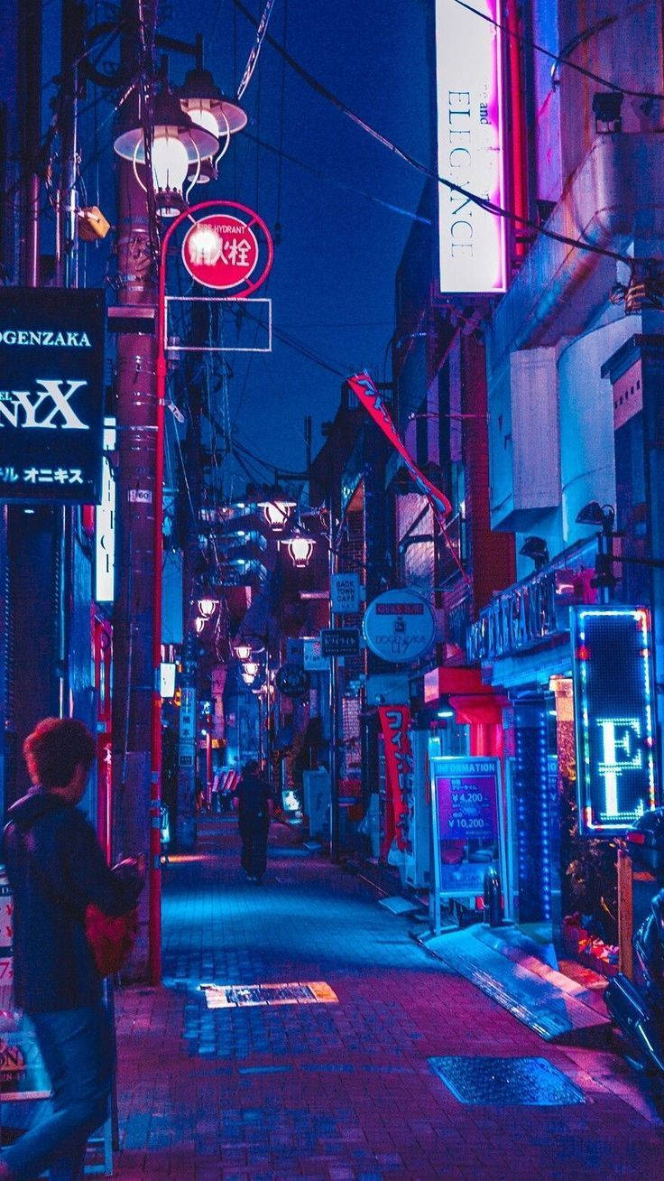 korean 桌布 壁紙 — 日本城市夜晚一條狹窄的霓虹燈小巷，有發光的招牌和行人。