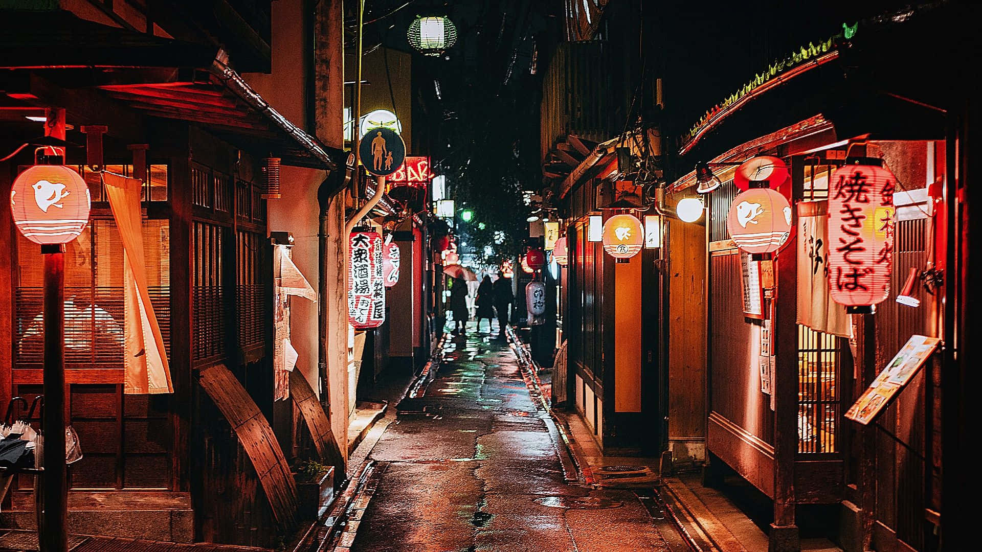 lofi 桌布 壁紙 — 日本夜晚一條狹窄潮濕的小巷，被發光的紅燈籠和溫暖的商店燈光照亮，反射在路面上。