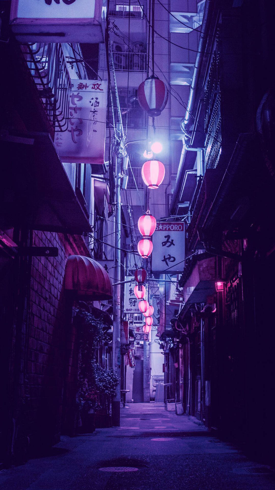 Aesthetic iPhone Xr 桌布 壁紙 — 日本夜晚一條狹窄的霓虹燈小巷，建築物之間懸掛著發光的粉紅色燈籠。