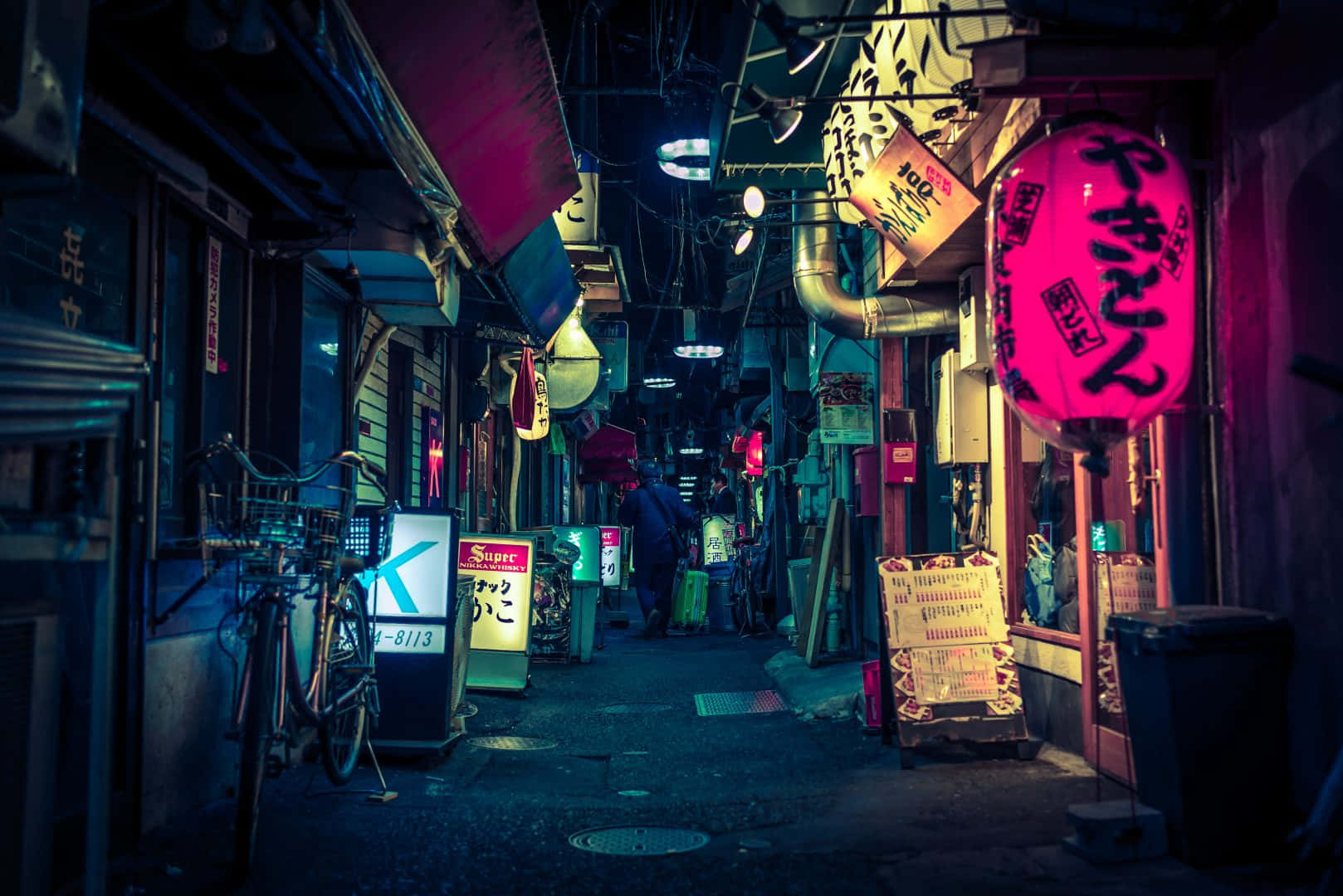 城市 桌布 壁紙 — 日本夜晚一條狹窄的霓虹燈小巷，有發光的招牌和一個粉紅色的燈籠懸掛在頭頂。