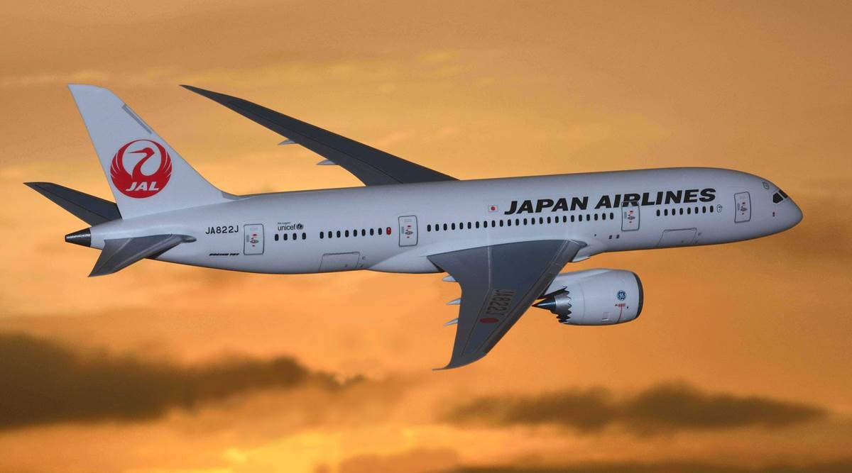 飛機 桌布 壁紙 — 日本航空波音787在火紅的日落天空與下方柔軟的雲朵中優雅翱翔。