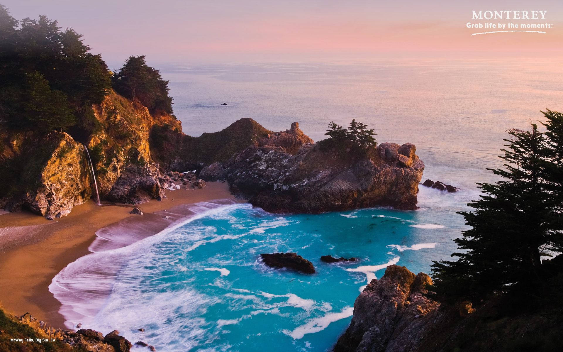 Monterey 桌布 壁紙 — 日落時分，一個令人驚嘆的海岸小灣，碧綠的海水拍打著金色沙灘和長滿常綠樹的崎嶇懸崖。
