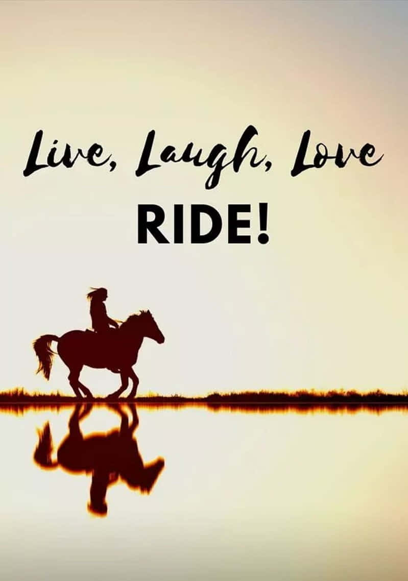 Live Laugh Love 桌布 壁紙 — 日落時分，一個小孩騎著馬穿過平靜水面的剪影，上方帶有勵志文字。