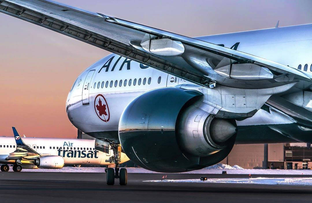 Airport 桌布 壁紙 — 日落時分，加拿大航空飛機在積雪停機坪上的特寫，背景有另一架飛機。
