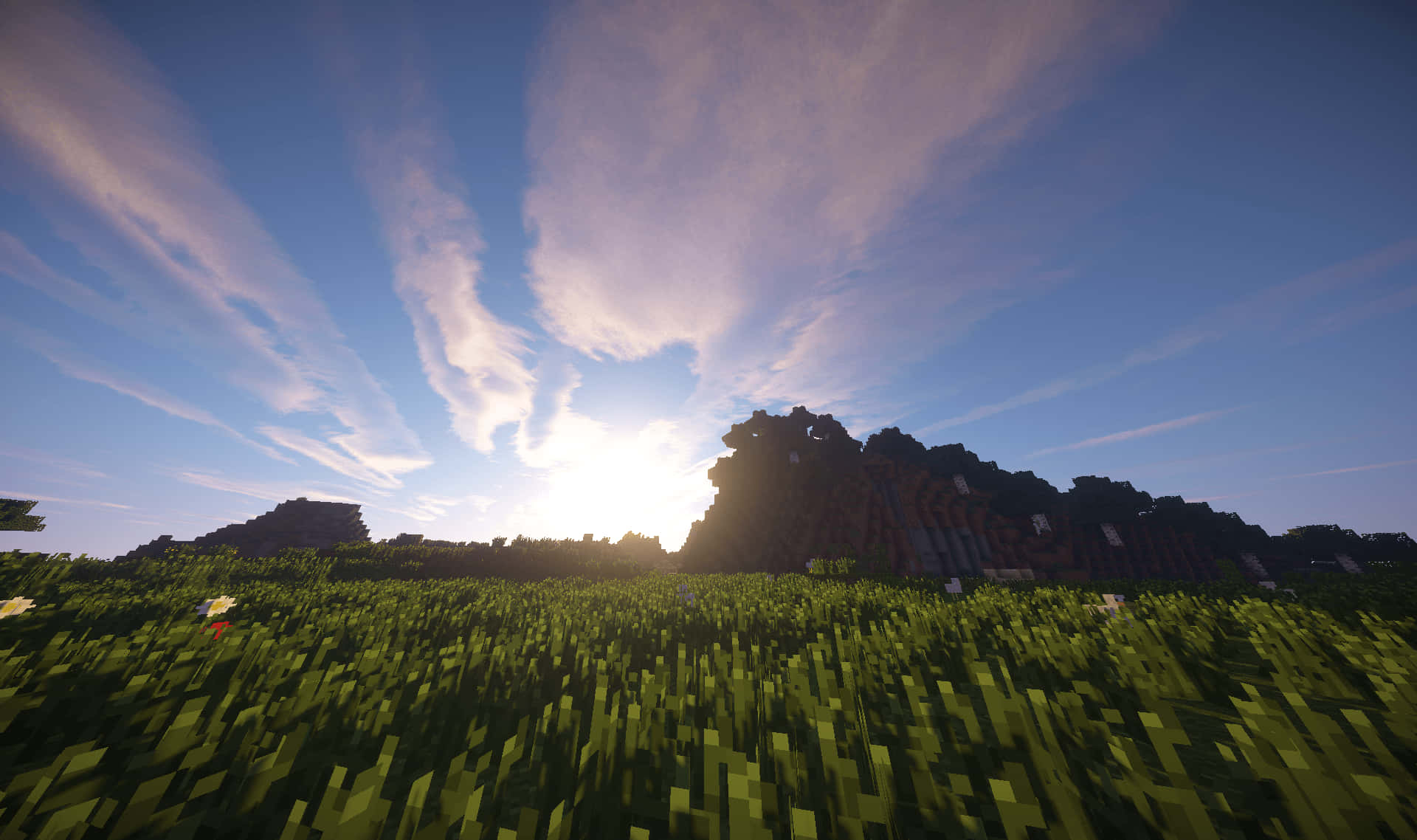 Minecraft Shaders 桌布 壁紙 — 日落時分，在紫色和藍色雲彩交織的天空下，崎嶇的山脈矗立在塊狀的草原平原上。