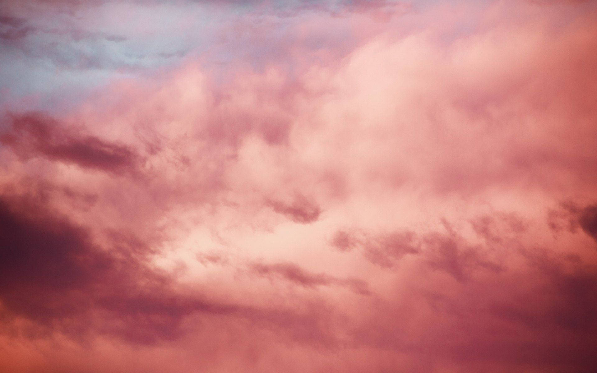 雲朵 桌布 壁紙 — 日落時分，天空充滿戲劇性的柔和粉紅與紫色雲彩，閃耀著光芒。
