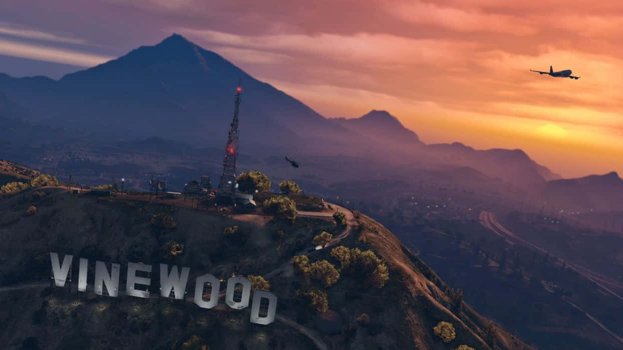 山脈 桌布 壁紙 — 日落時分，山巒景觀中Vinewood標誌與飛機飛過。