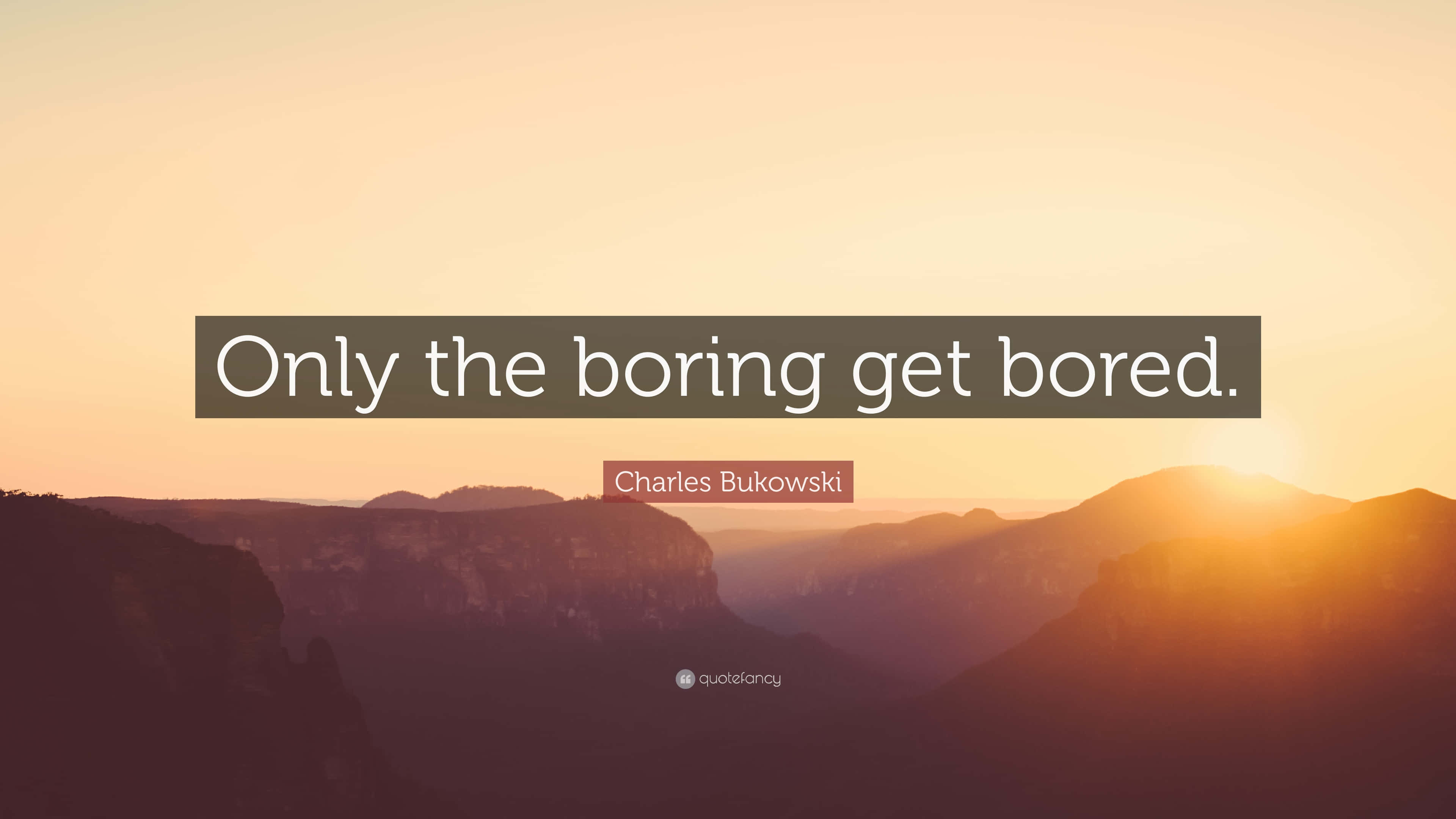 Boring 桌布 壁紙 — 日落時分，山脊上覆蓋著溫暖金色調的引言疊加。
