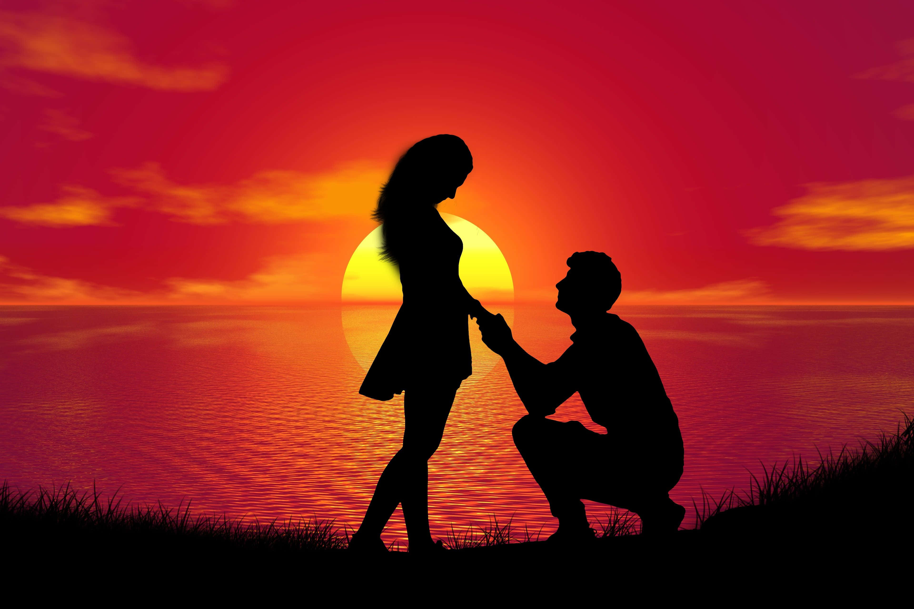 couple love 桌布 壁紙 — 日落時分，平靜水面上，一對情侶的剪影，男子單膝跪地，在耀眼的橙色太陽旁求婚。