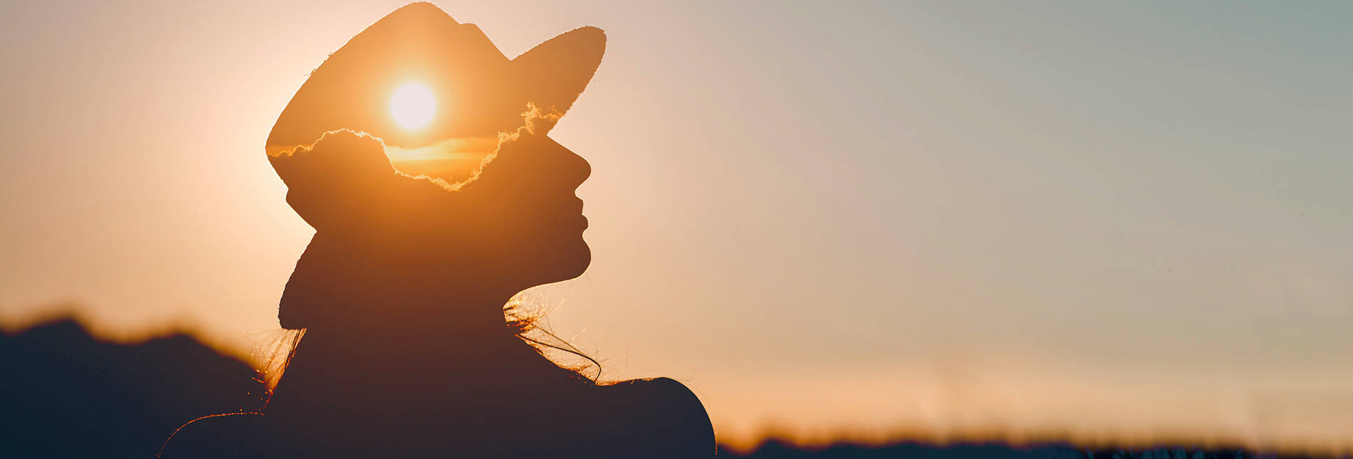 mental health 桌布 壁紙 — 日落時分，戴帽人物的剪影，太陽完美地框在他們頭後。