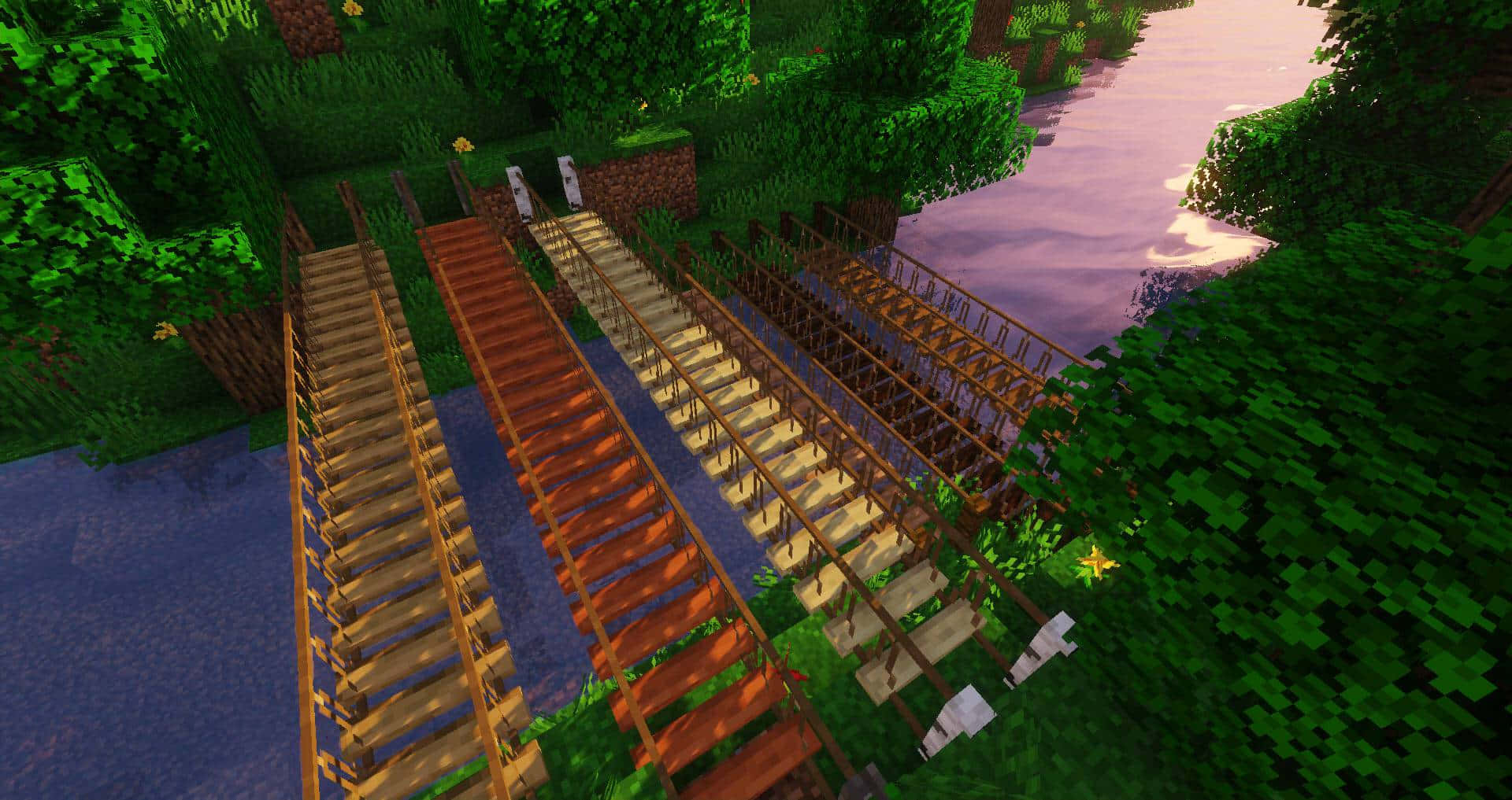 Minecraft Bridges 桌布 壁紙 — 日落時分，木製火車軌道蜿蜒穿過鬱鬱蔥蔥的Minecraft森林的鳥瞰圖。