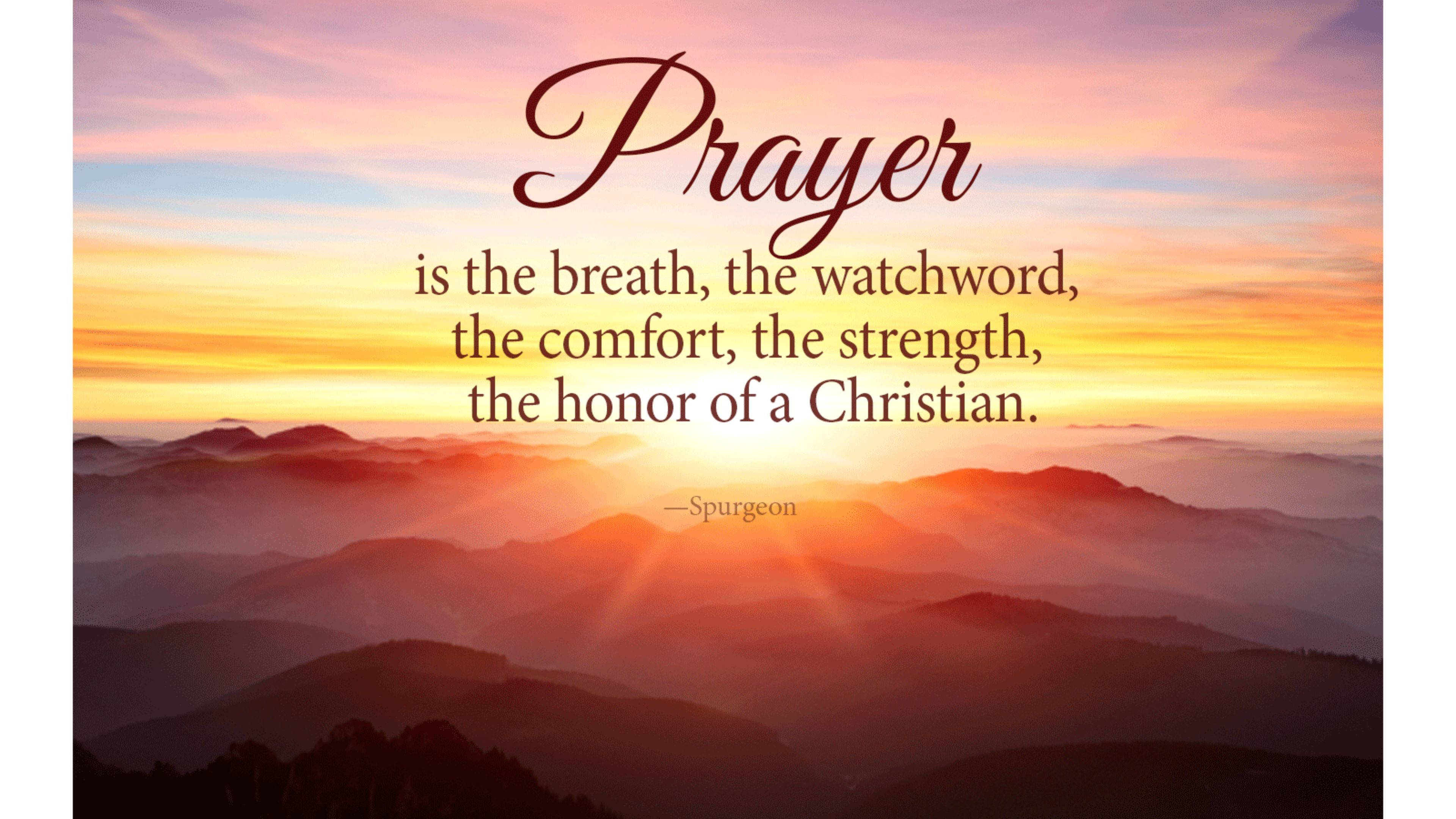 God Quotes 桌布 壁紙 — 日落時分，薄霧籠罩的山脈上，以優雅字體疊加鼓舞人心的祈禱語錄。