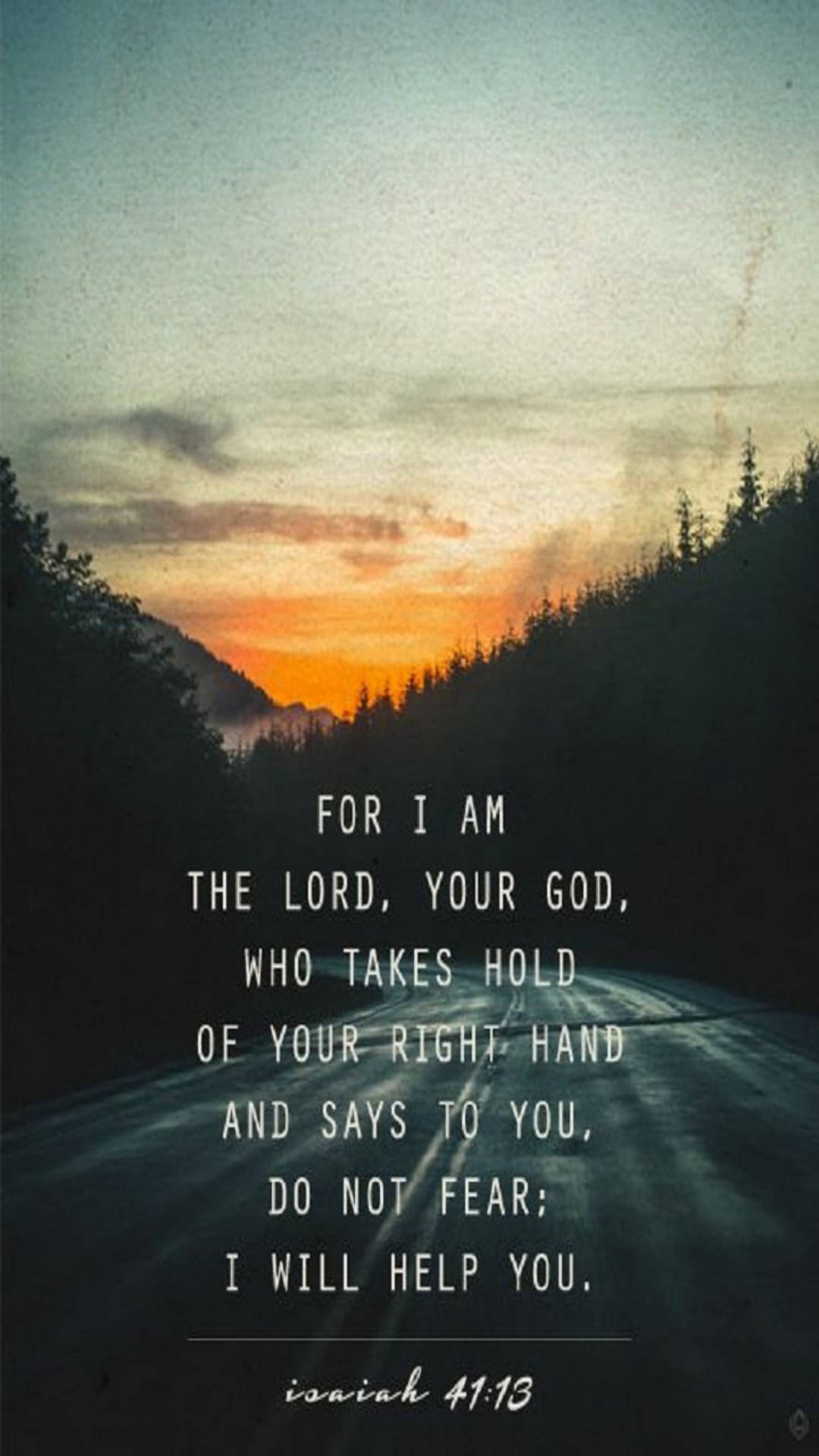 Bible Quotes 桌布 壁紙 — 日落時分，蜿蜒的道路穿過森林覆蓋的山丘，上面疊加著鼓舞人心的聖經經文。