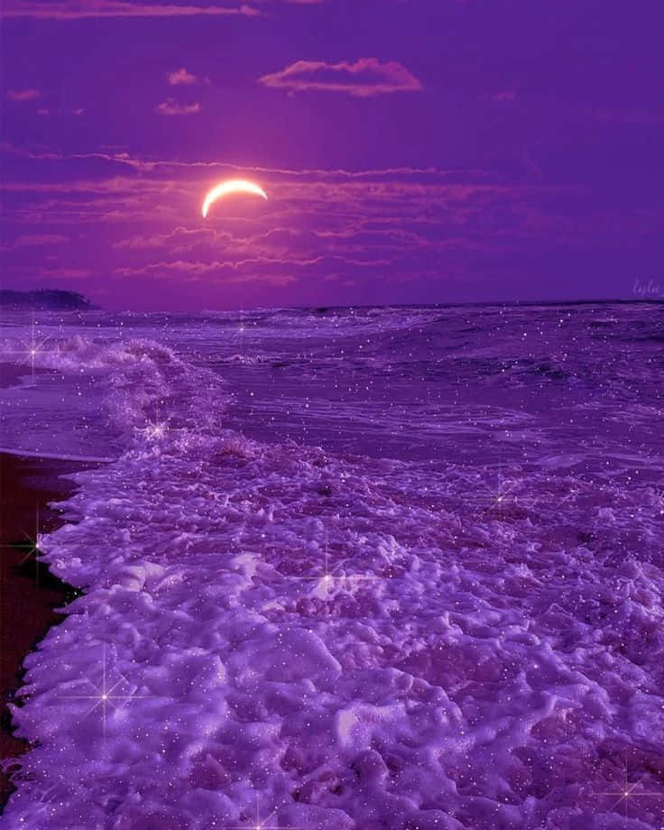 Violet Aesthetic 桌布 壁紙 — 日落時分，超現實的紫色海洋，新月在閃爍的波浪上方發光。