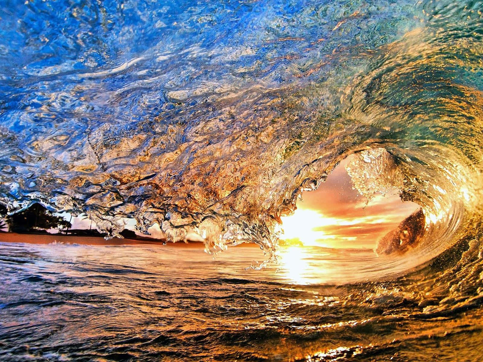 Tides 桌布 壁紙 — 日落時分，金色光線穿透捲曲的海水，形成令人驚嘆的海浪斷裂水下景觀。