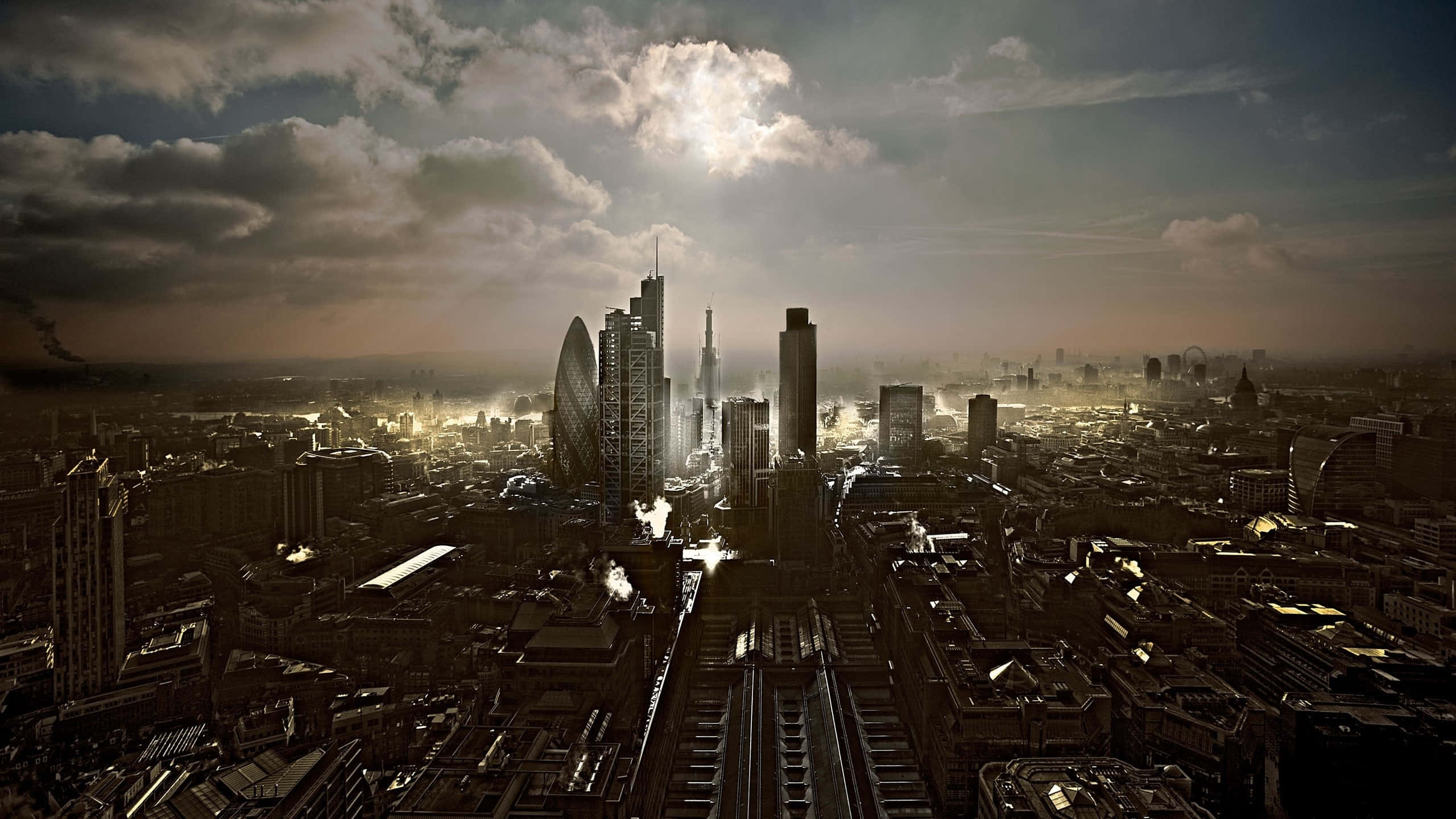 Skyscraper 桌布 壁紙 — 日落時分，金色光芒穿透雲層，照耀在摩天大樓之上，廣闊城市景觀的戲劇性航拍視角。
