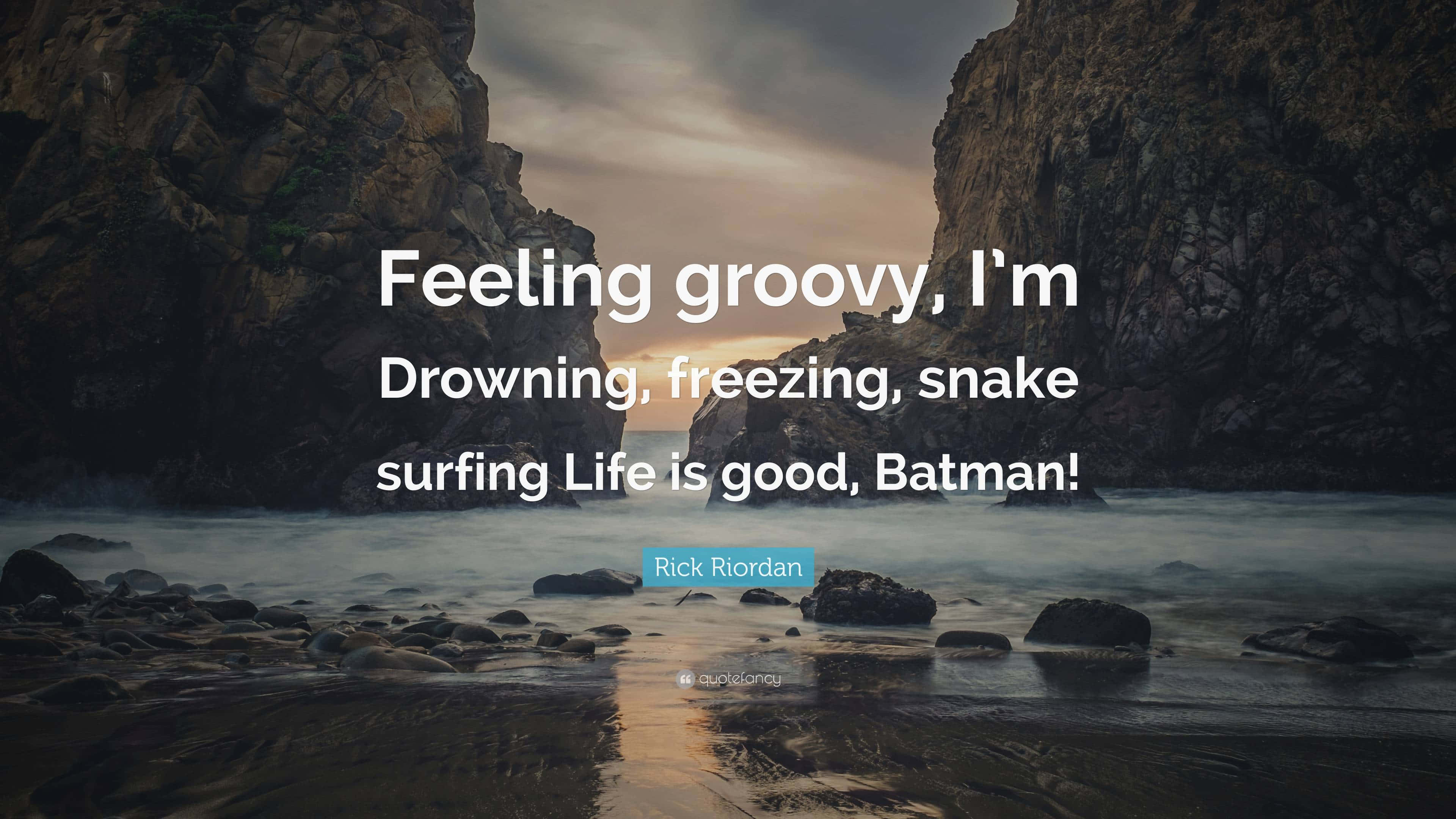 Life Is Good 桌布 壁紙 — 日落時分一個霧氣瀰漫的岩石小海灣，水面上和懸崖上覆蓋著一句引文。
