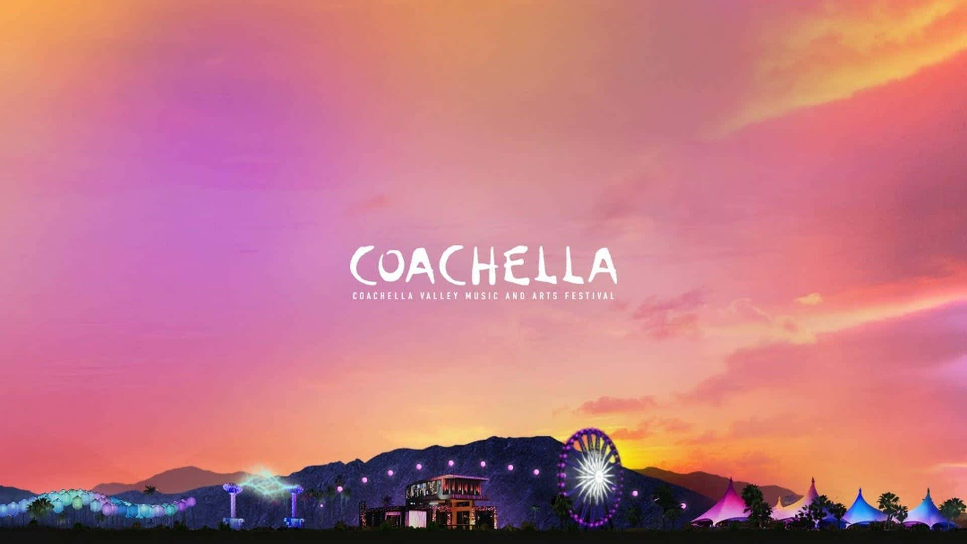 Coachella 桌布 壁紙 — 日落時分充滿活力的Coachella音樂節場景，發光的遊樂設施和色彩繽紛的帳篷映襯著粉橙色天空。