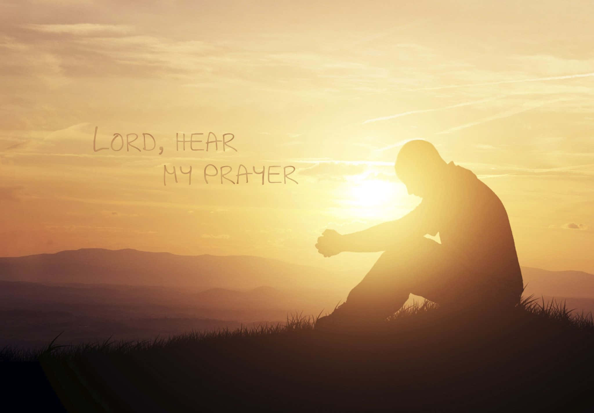 Praying 桌布 壁紙 — 日落時分在山頂上跪著祈禱的人的剪影，附有文字 lord hear my prayer。