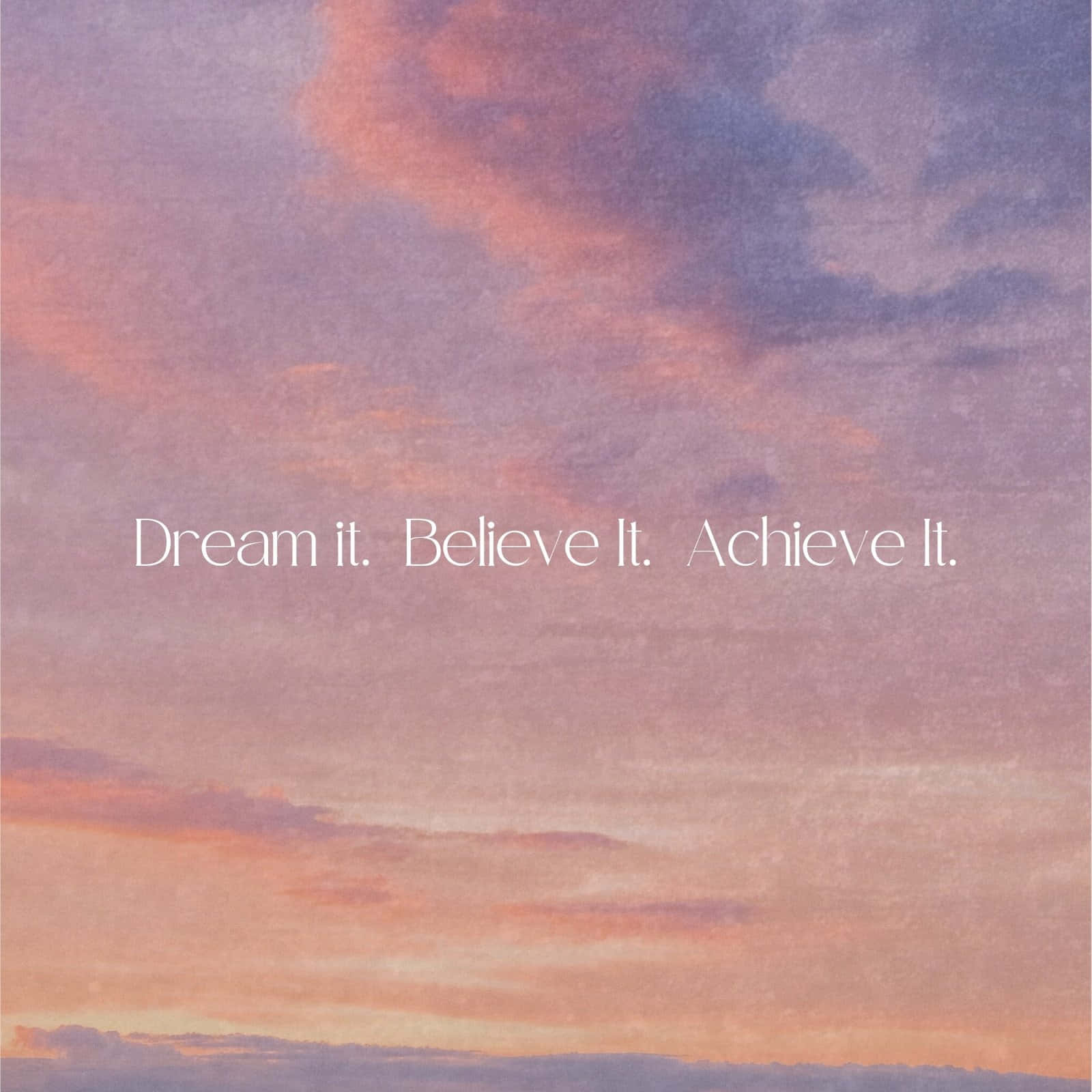 Aesthetic Sky 桌布 壁紙 — 日落時分夢幻的粉彩天空，帶有柔和的粉紅色、紫色和橙色雲朵，疊加著勵志文字「夢想它、相信它、實現它」。