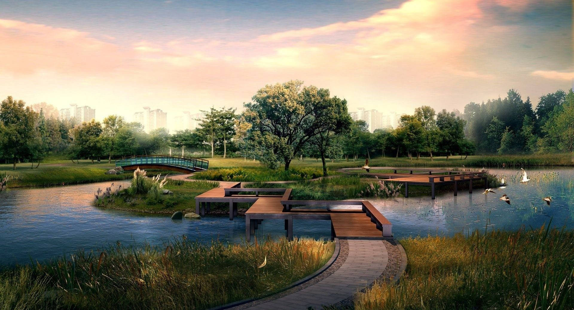 Relaxing Desktop 桌布 壁紙 — 日落時分寧靜的公園池塘，設有木製步道、長椅和橋樑，周圍環繞著茂密的綠植和遠處的城市天際線。