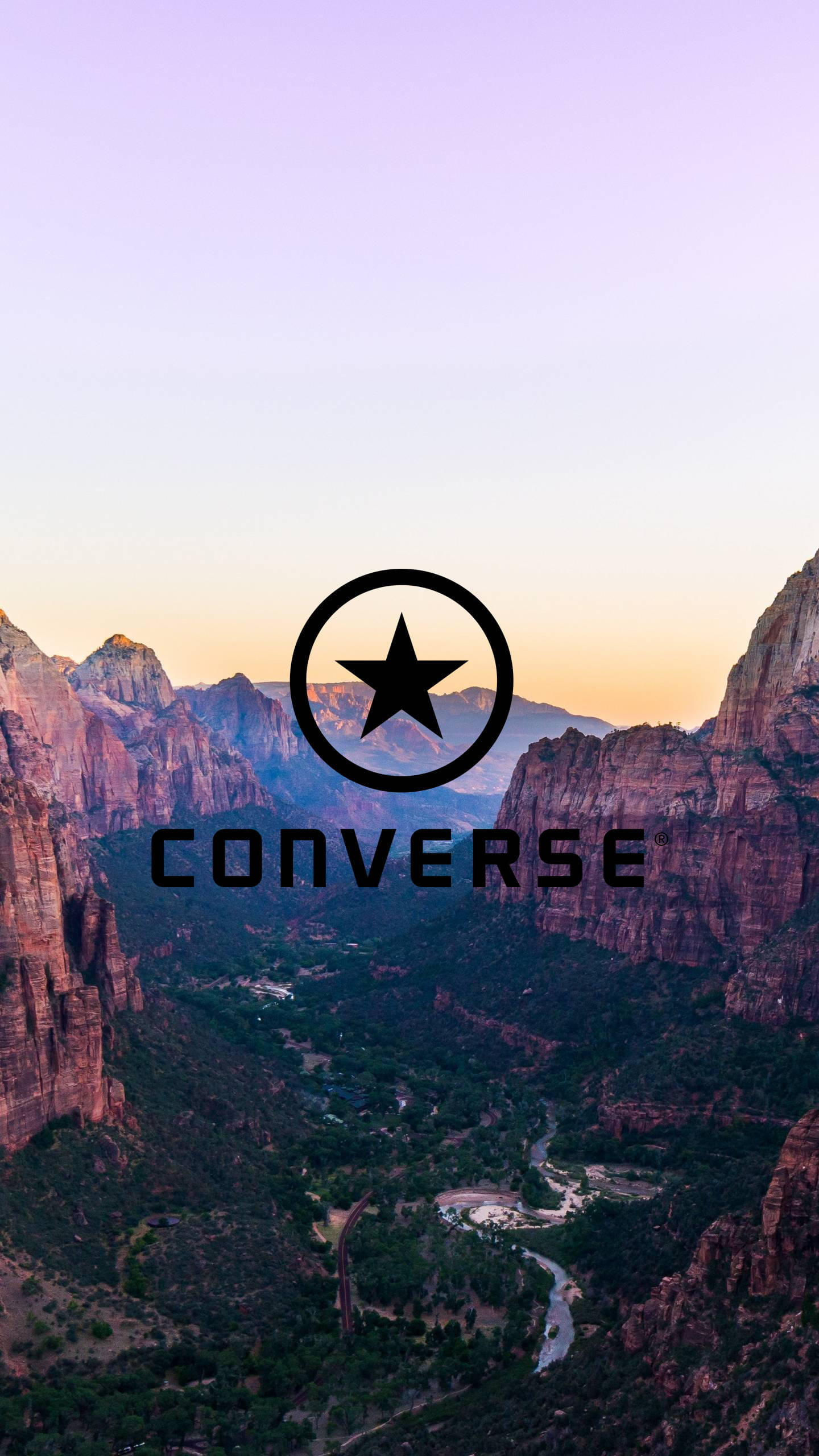 Converse Logo 桌布 壁紙 — 日落時分寧靜的峽谷山谷，蜿蜒的河流和Converse標誌重疊。