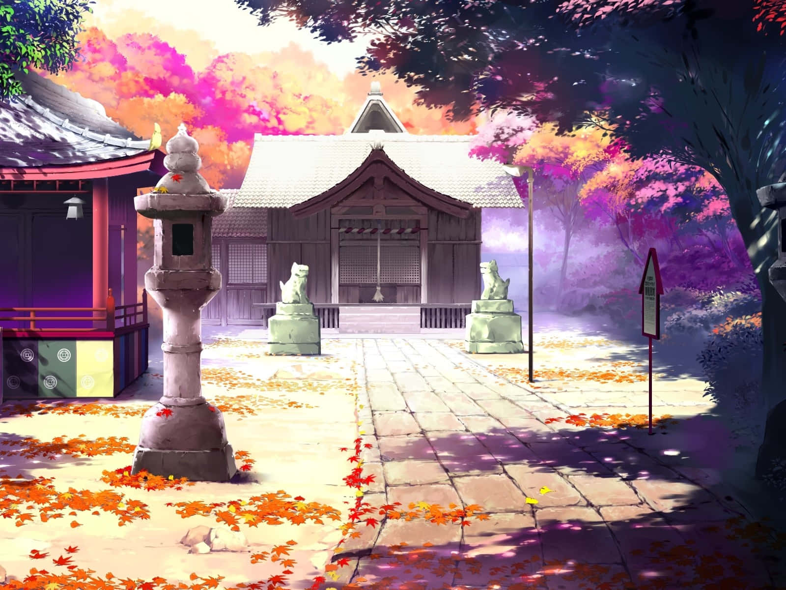 桌布 壁紙 — 日落時分寧靜的日本神社，石徑上散落著鮮豔的粉紅色和橙色秋葉，燈籠閃爍著光芒。