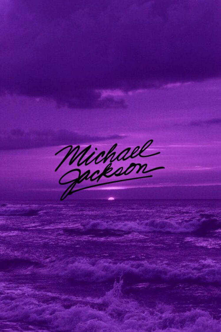 高清 桌布 壁紙 — 日落時分帶有紫色調的海洋，上面疊加了 Michael Jackson 的簽名。