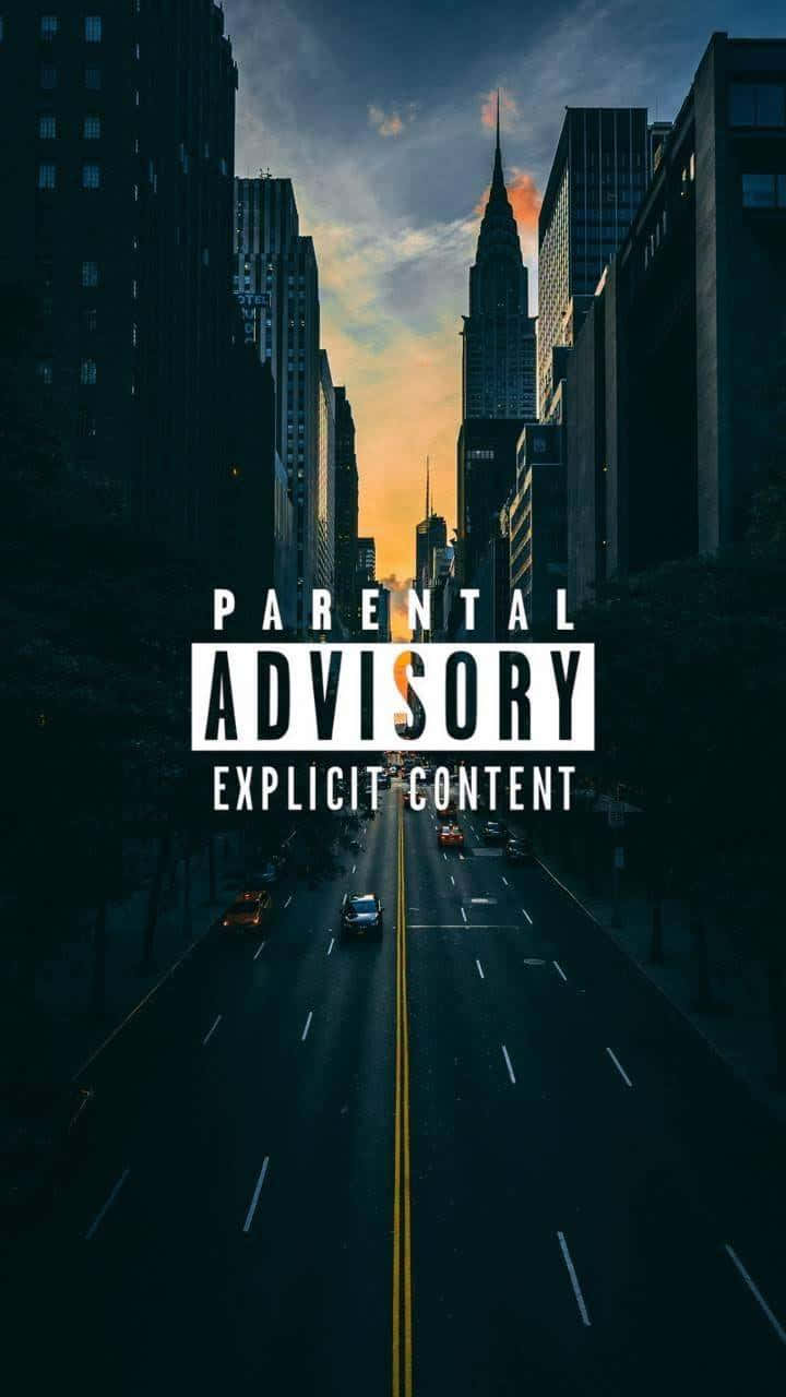Content 桌布 壁紙 — 日落時分戲劇性的城市街道，高聳的摩天大樓框住一條通往發光天空的道路。