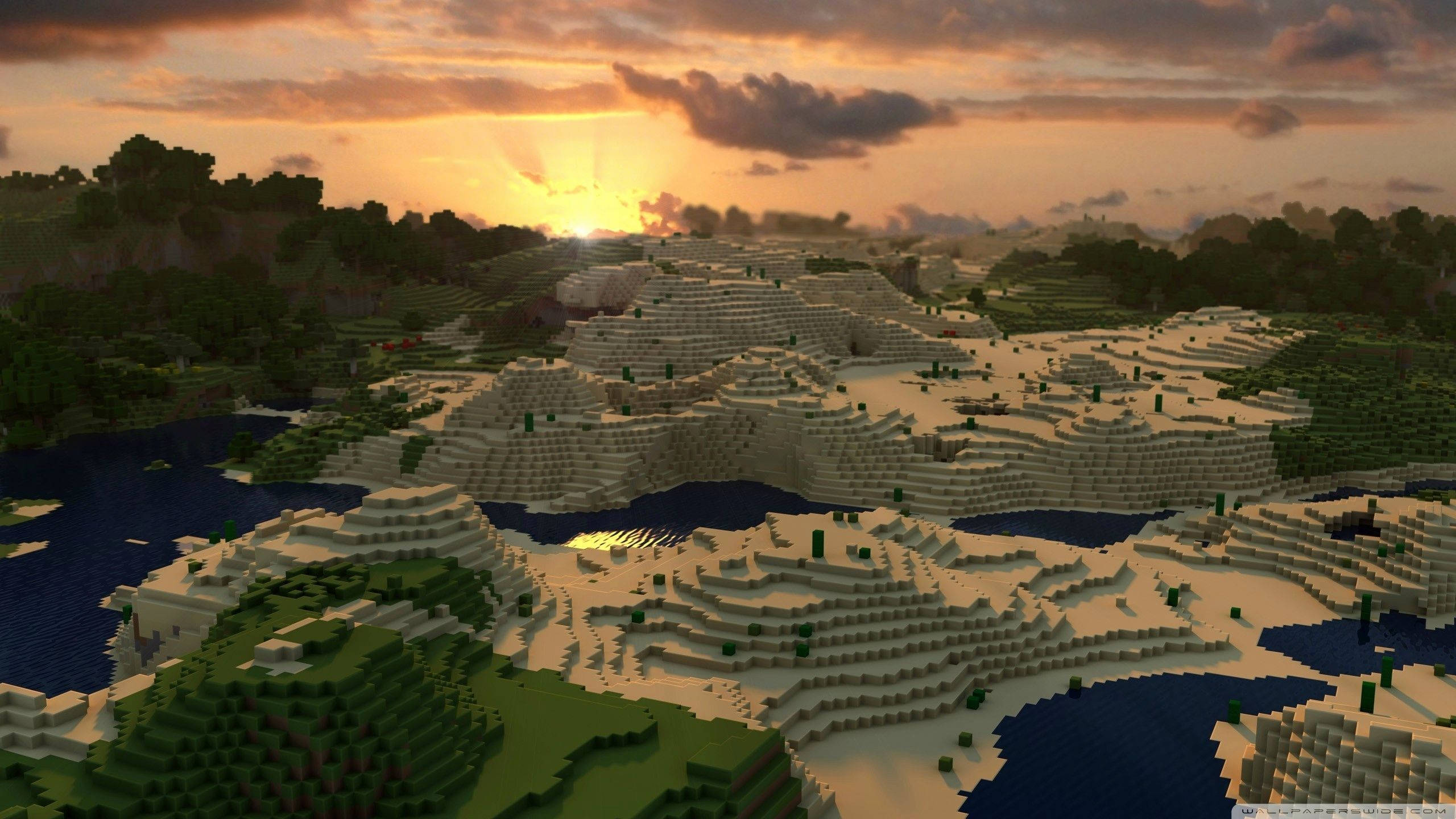 4K Minecraft 壁紙 桌布 壁紙 — 日落時分的Minecraft風景，有塊狀山脈、河流和森林，在溫暖的橙色天空下。