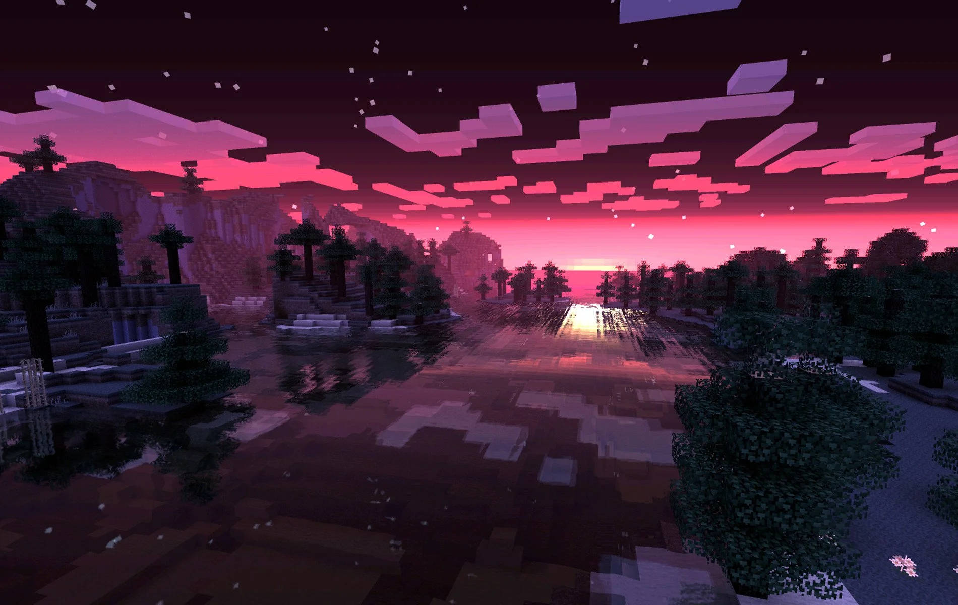 View 桌布 壁紙 — 日落時分的像素化Minecraft景觀，粉紅色的天空倒映在水面上，周圍環繞著樹木和方塊狀地形。