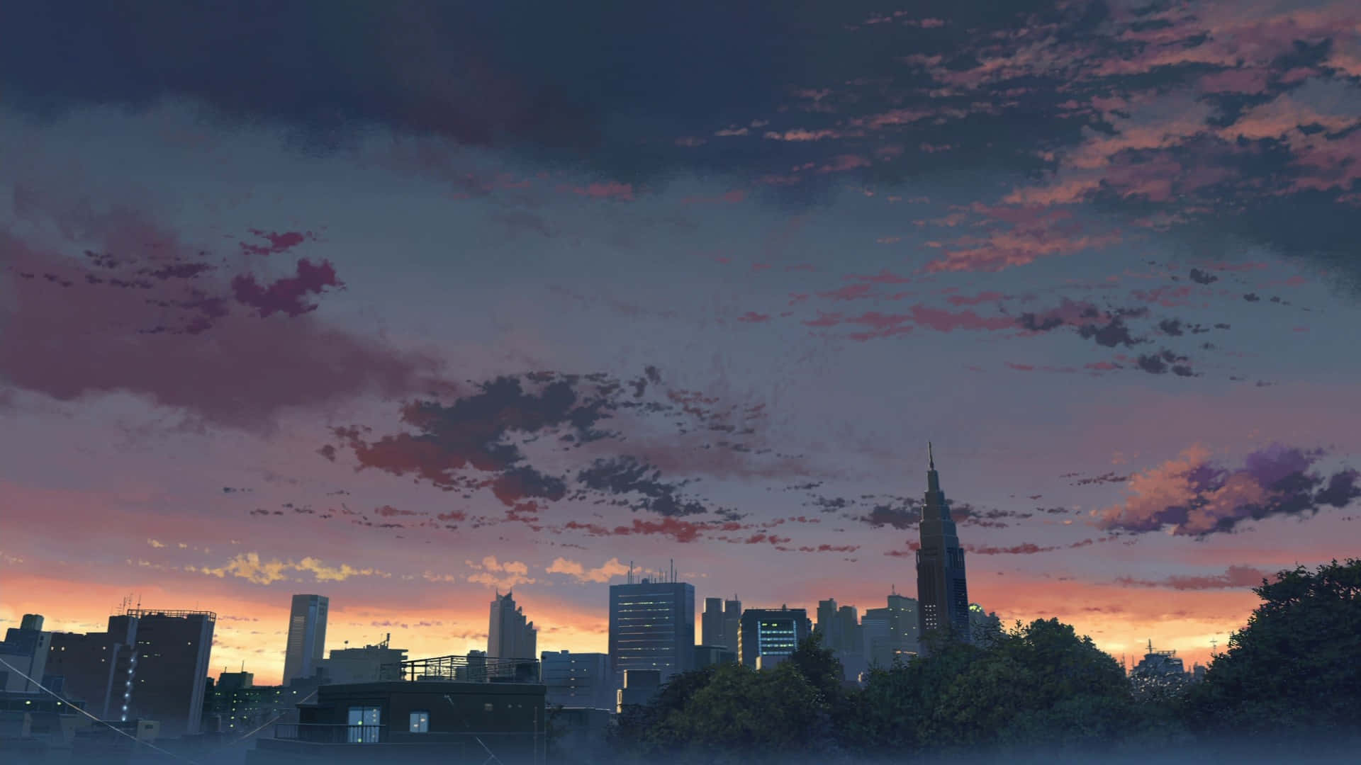 桌布 壁紙 — 日落時分的城市天際線，粉紅色、紫色和橙色的雲彩映襯著輪廓分明的摩天大樓和樹木。
