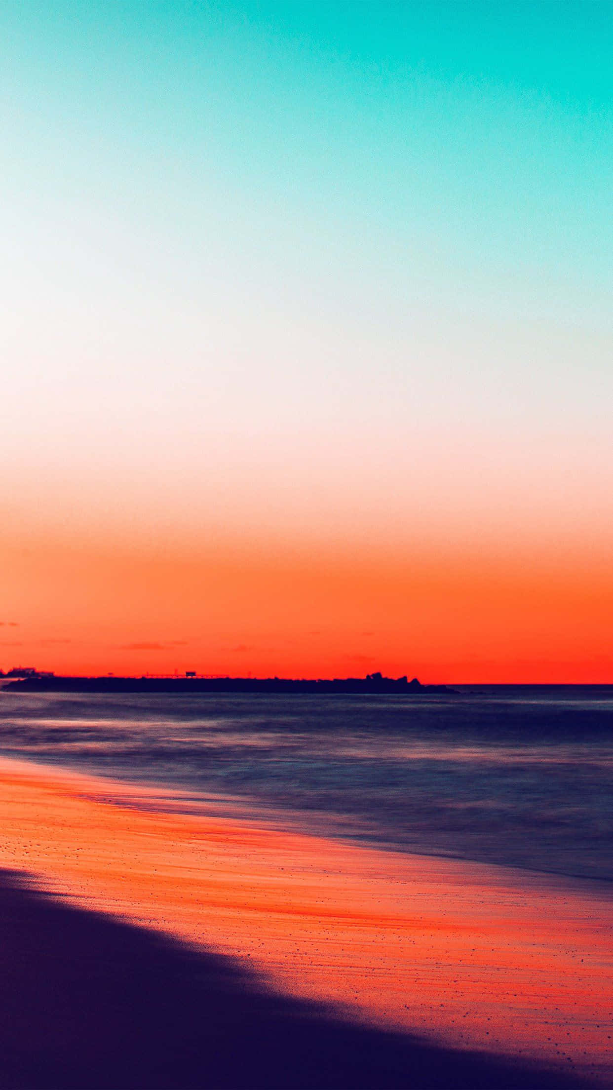 Sunset Beach iPhone 桌布 壁紙 — 日落時分的寧靜海灘，充滿活力的橙色和藍綠色天空映照在濕沙和靜水上。