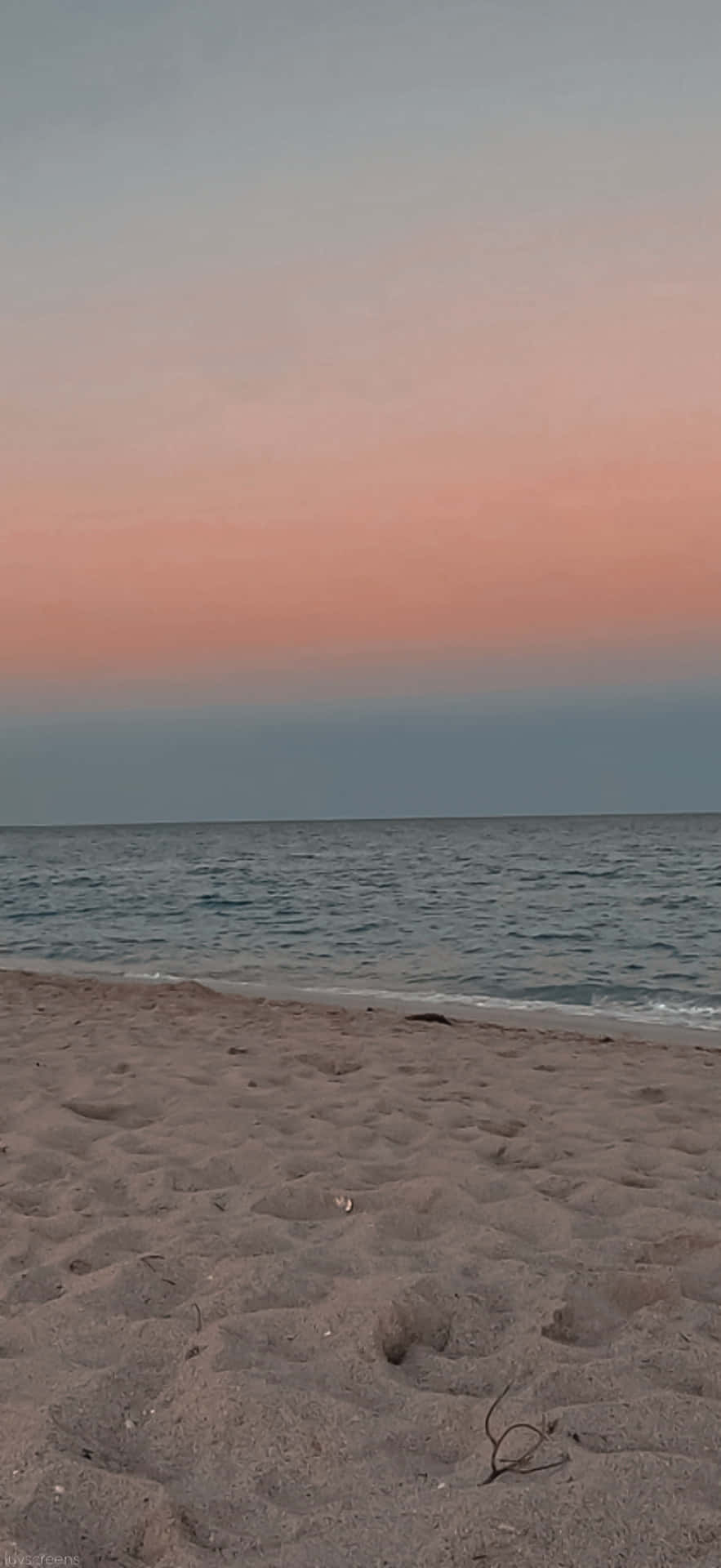 Beach Aesthetic Tumblr 桌布 壁紙 — 日落時分的寧靜海灘，柔和的粉紅和藍色天空，平靜的海浪拍打著紋理沙灘。
