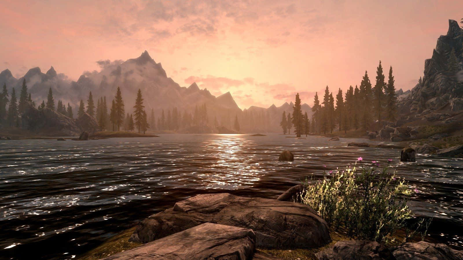 Skyrim Falkreath 桌布 壁紙 — 日落時分的寧靜湖泊，在松林和霧氣繚繞的山巒環抱下，將金色光芒反射在漣漪的水面上。